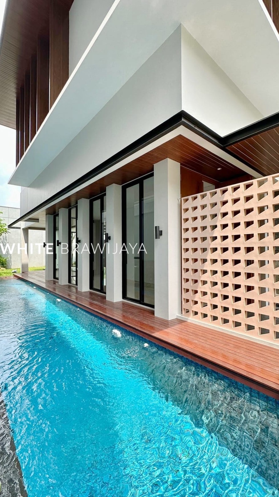 Brand New Luxurious And Comfoftable House Strategic Location In Kemang