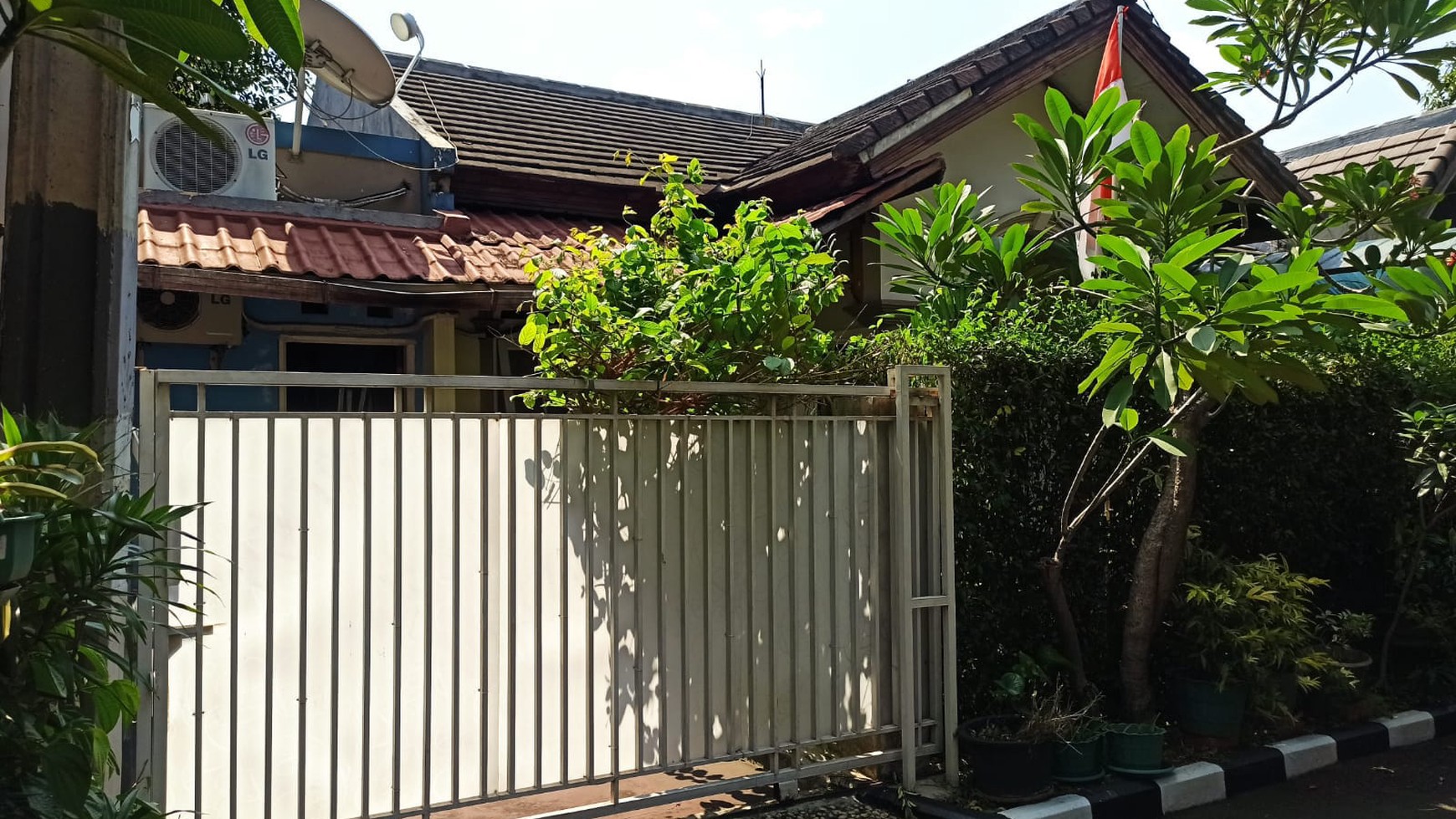 Rumah Rapi Siap Huni di Area Strategis Ciputat, Tangerang Selatan