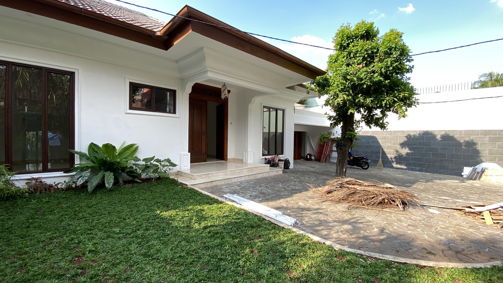 Big and beautiful house with big backyard at kemang, jakarta selatan