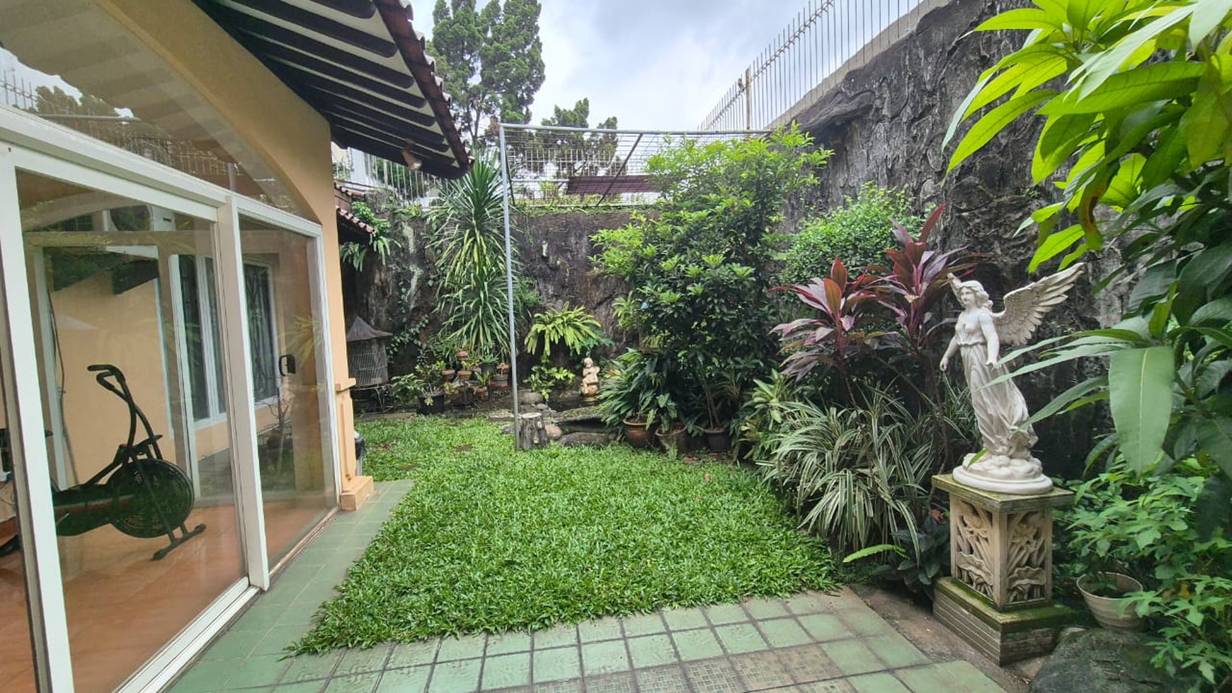 Rumah Cantik Siap Huni dengan Sirkulasi Udara Baik @Menteng Bintaro