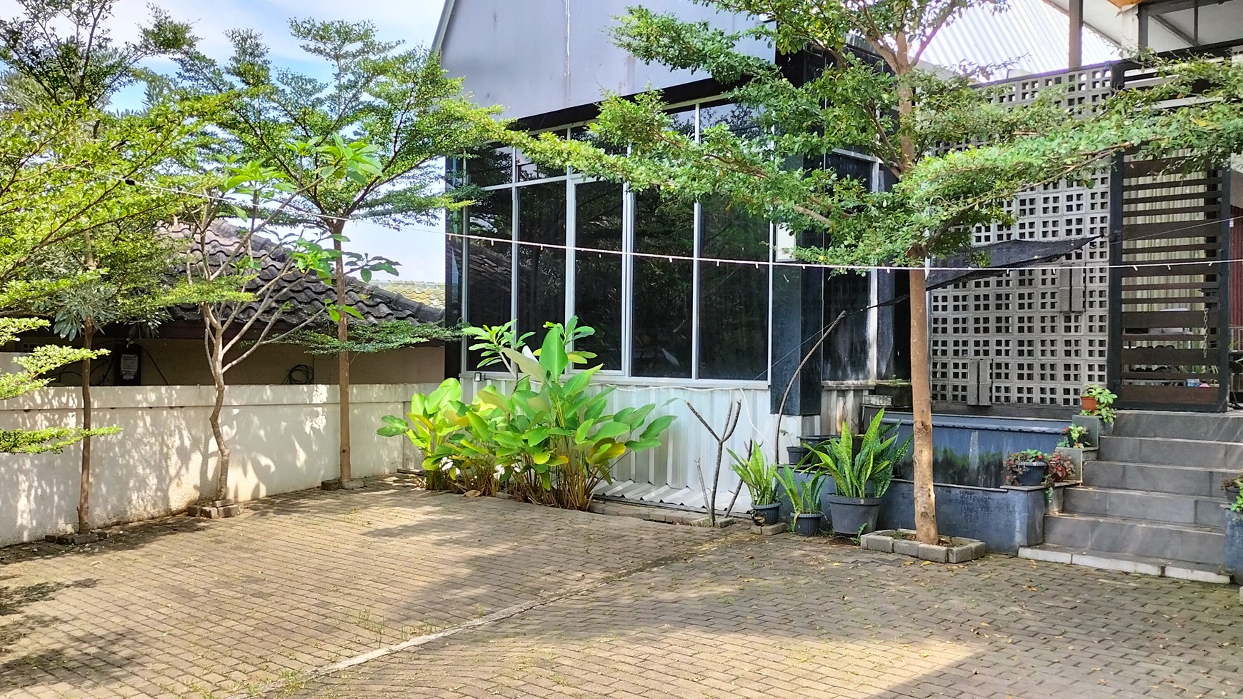 Dijual Rumah Lux Unik Bandung Timur Siap Huni