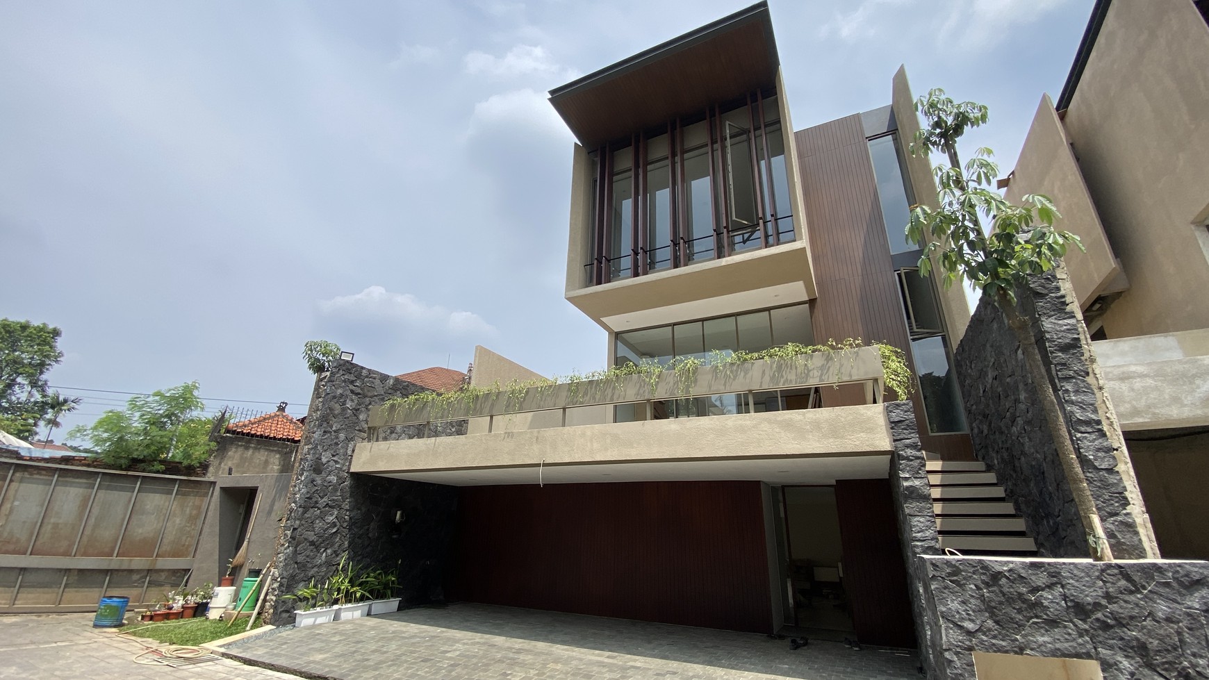 Brand new modern house tinggal sisa 1 unit di kemang, jakarta selatan