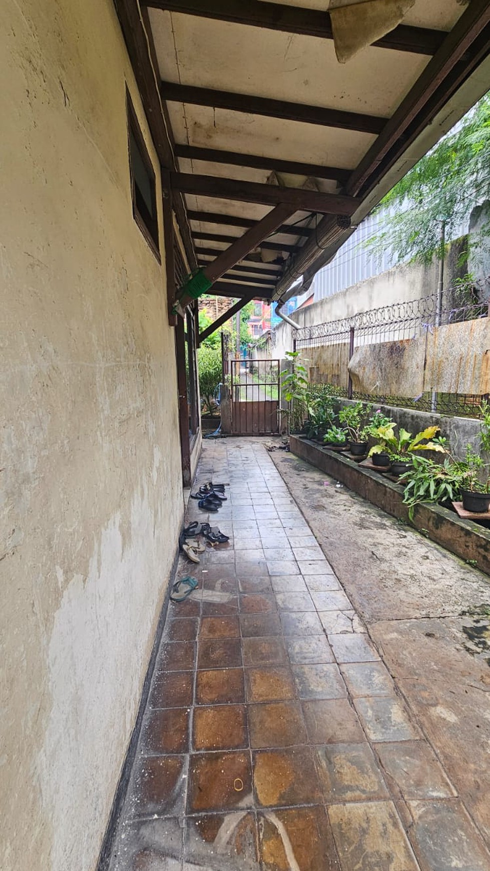 Dijual Rumah Hitung Tanah dekat dari Jalan Raya @Ciledug