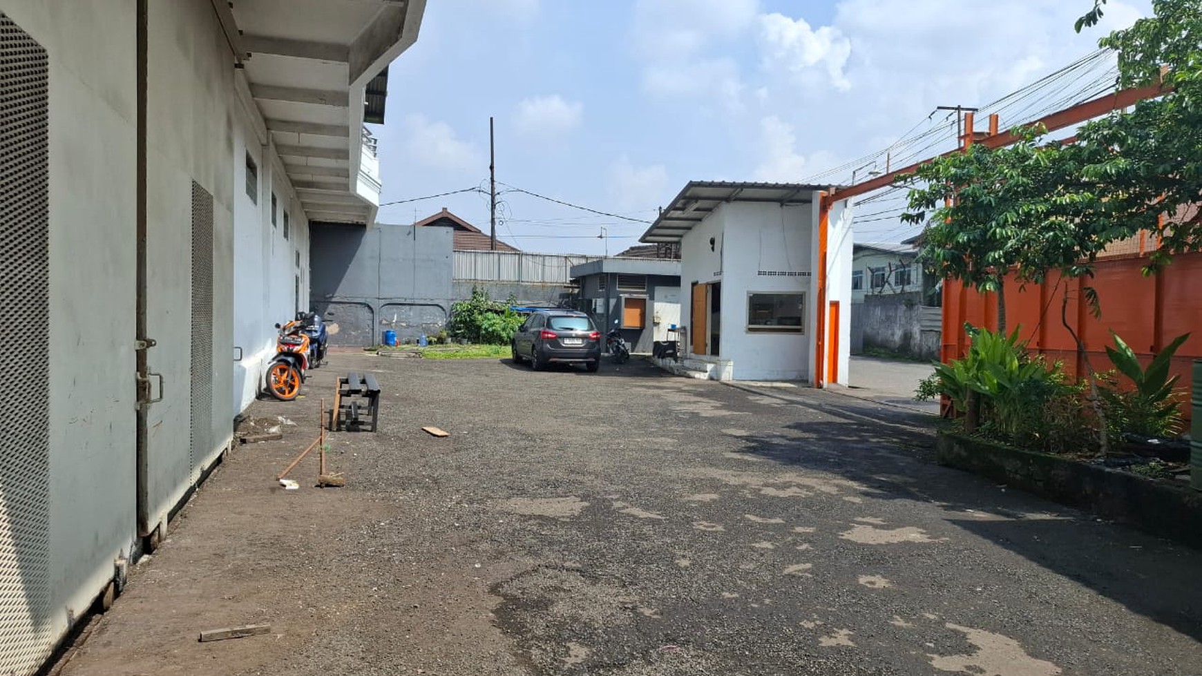 Gudang Siap pakai  main road KOPO Permai ,  dekat pintu toll KOPO