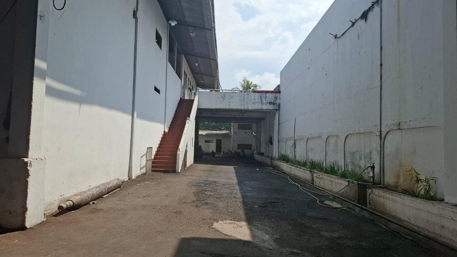 Gudang Siap pakai  main road KOPO Permai ,  dekat pintu toll KOPO