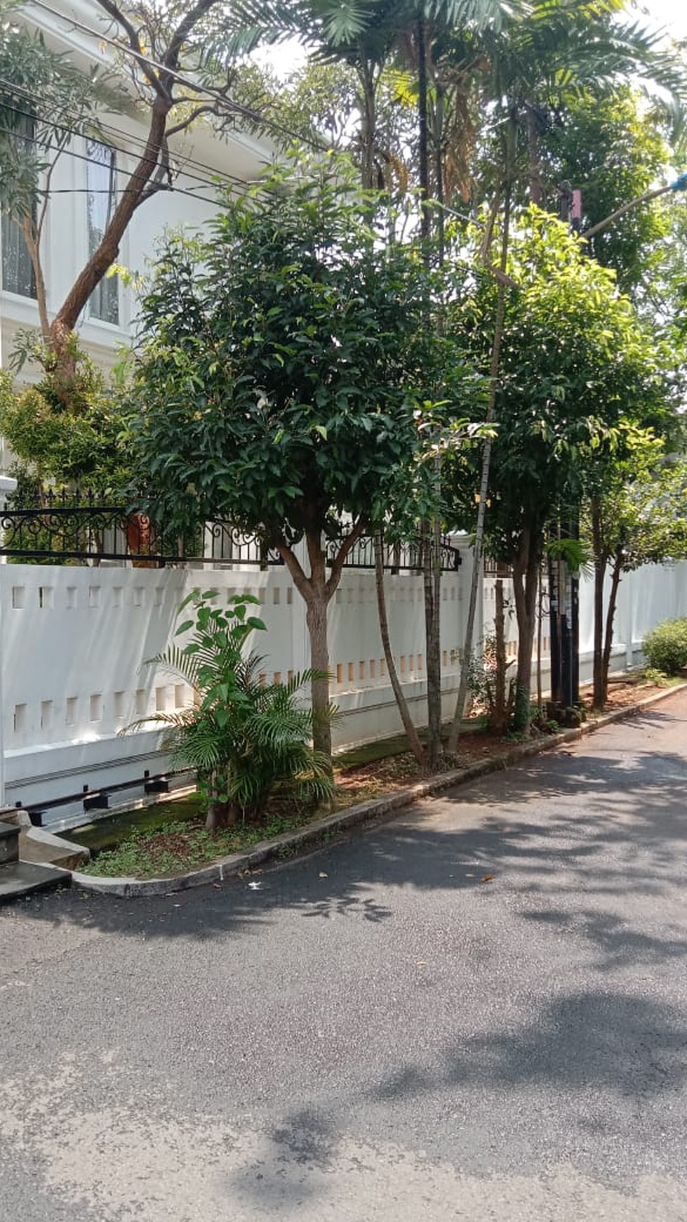 Rumah dengan kolam renang di Taman Aries