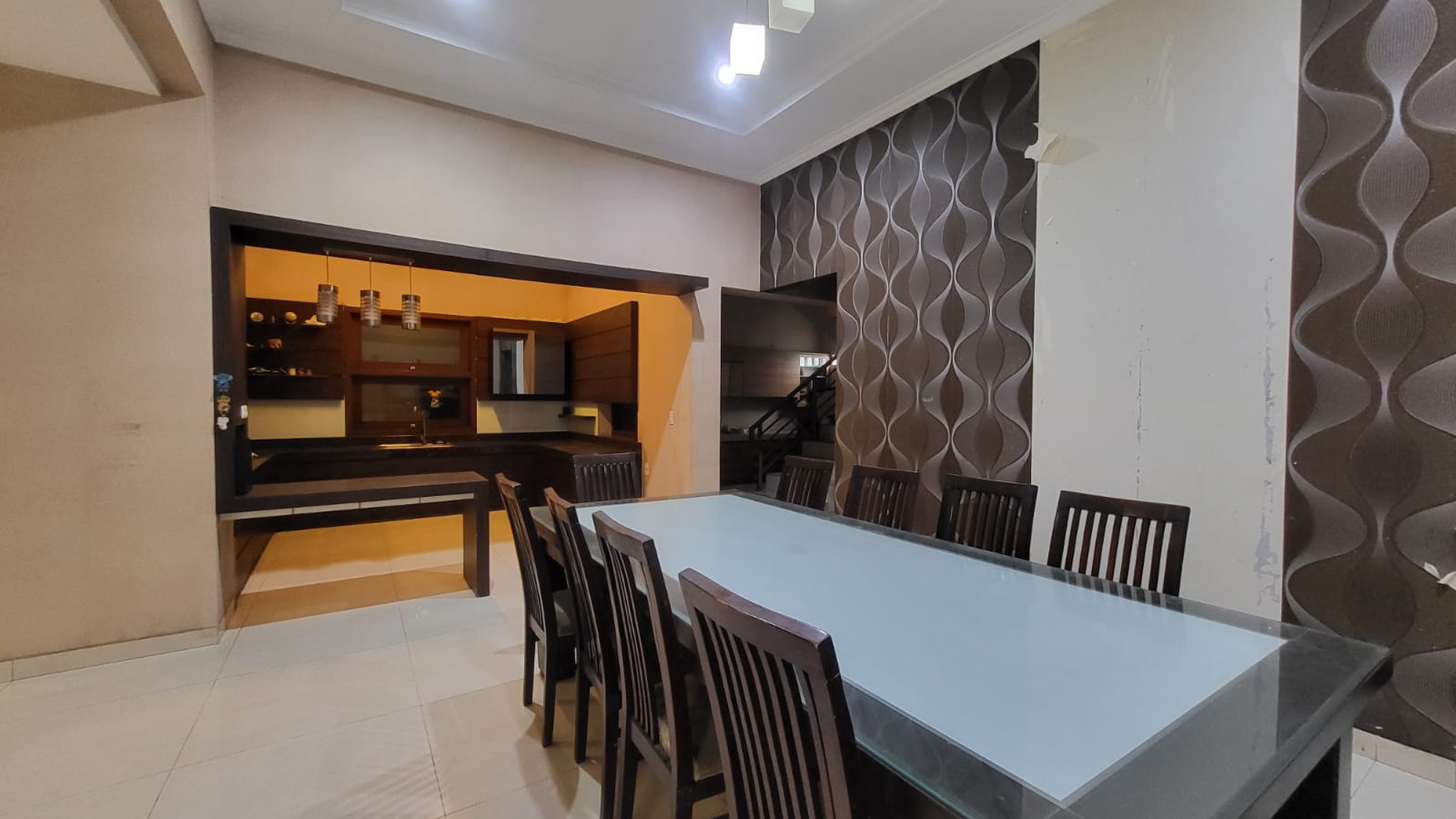 Rumah Mewah Semi Furnished di Batununggal, Bandung