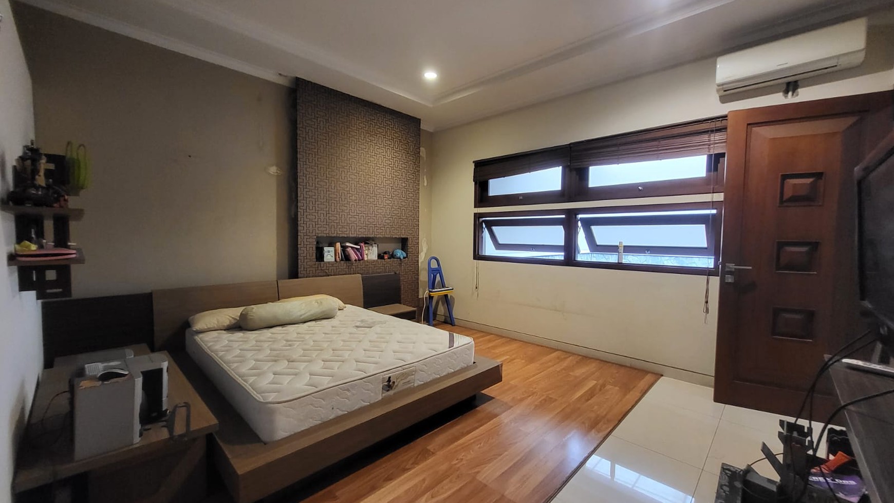 Rumah Mewah Semi Furnished di Batununggal, Bandung