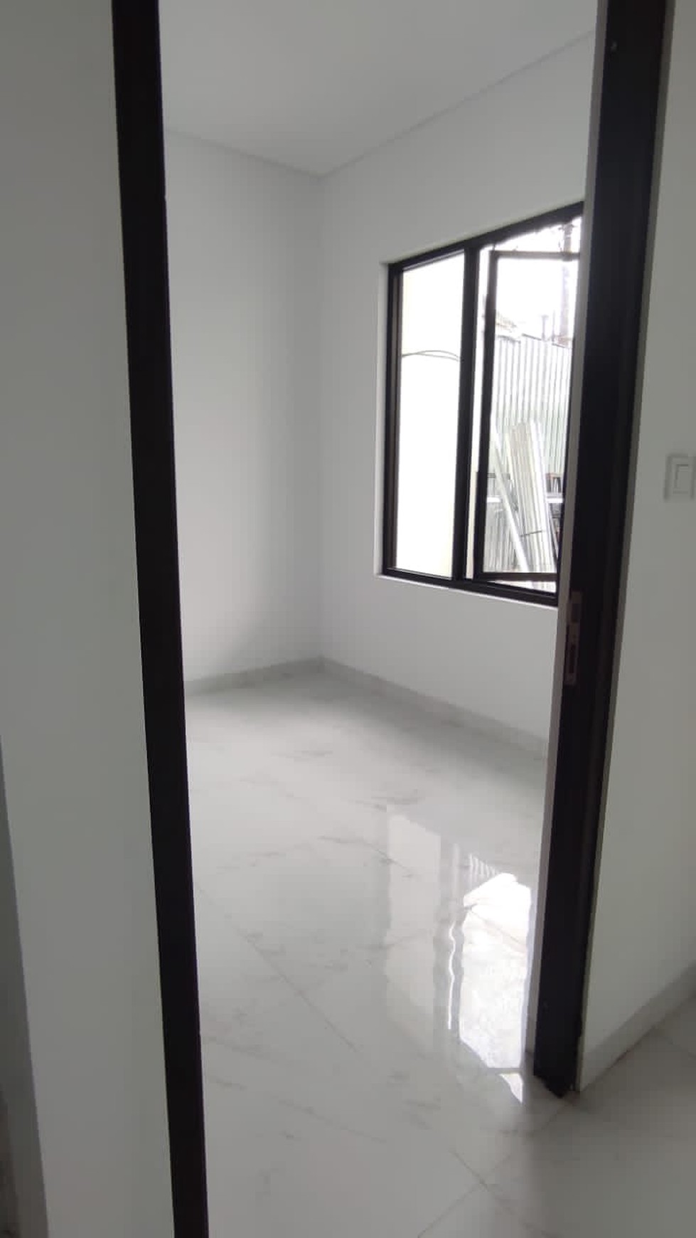 Rumah Baru 2 Lantai Dijual dekat Graha Raya Bintaro SHM Cluster.