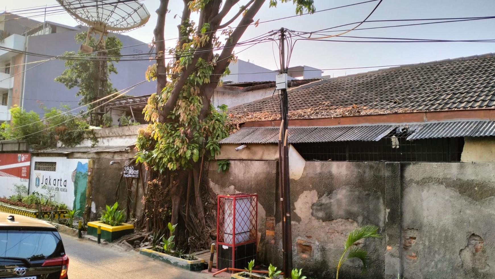 Rumah tua murah di tengah kota Grogol