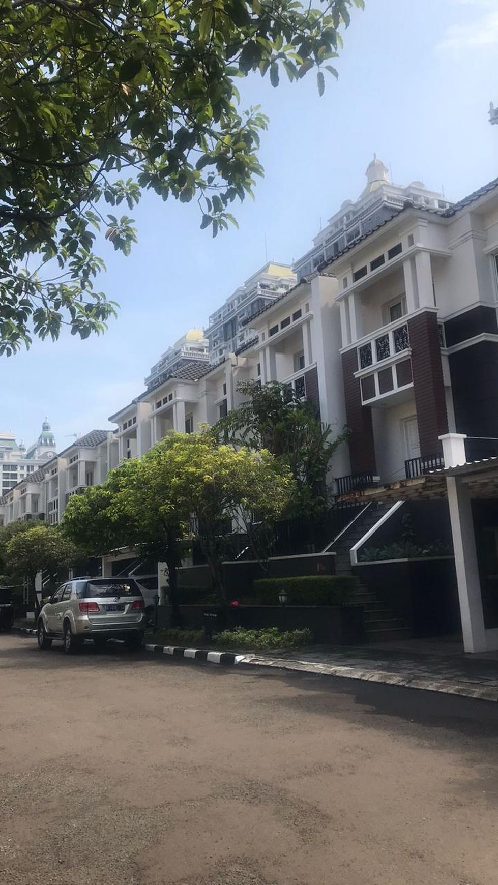 Rumah 2 lantai siap huni di atas Mall of Indonesia Kelapa Gading