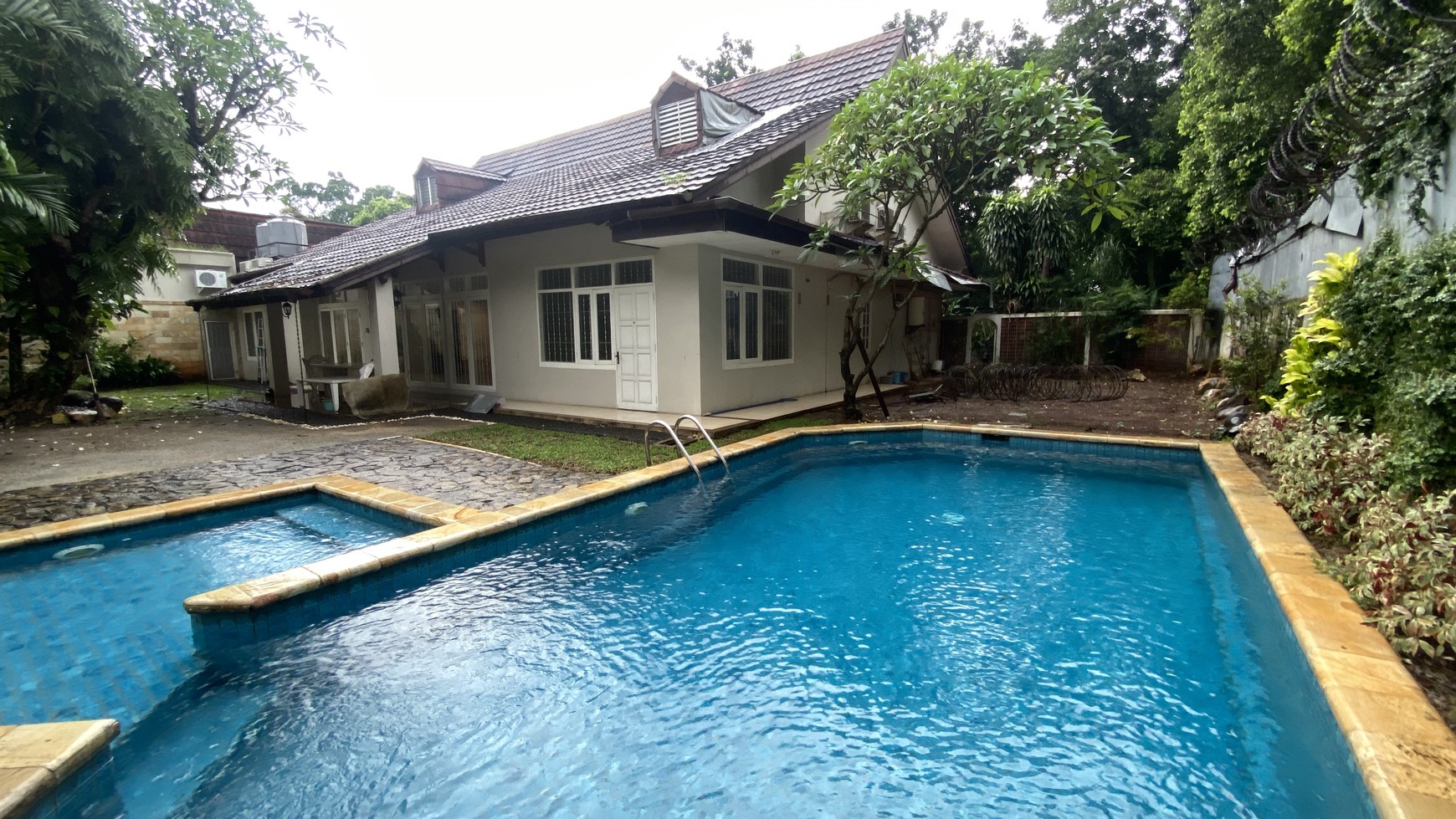 Beautiful house with big backyard at kebayoran baru, jakarta selatan