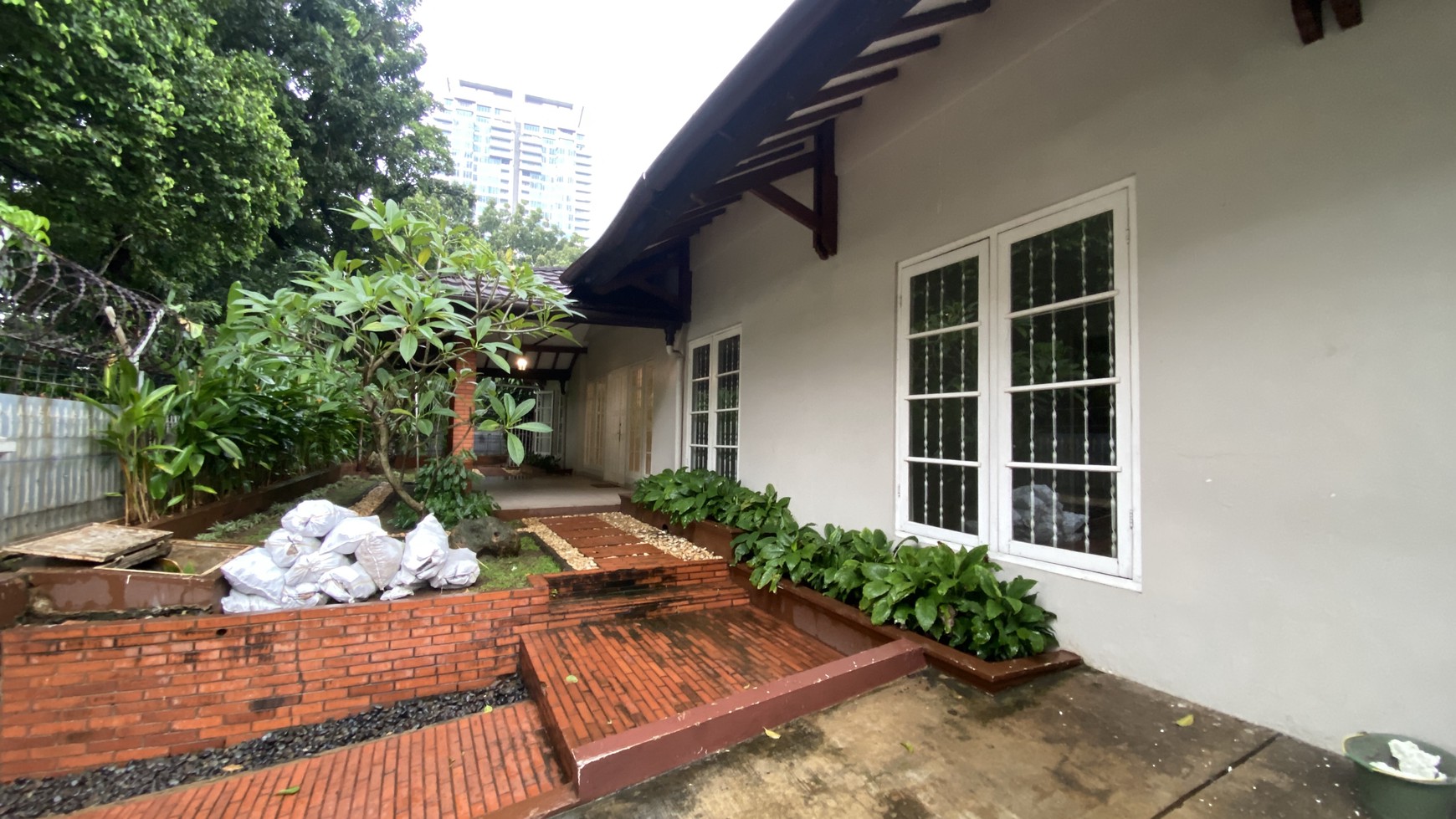 Beautiful house with big backyard at kebayoran baru, jakarta selatan