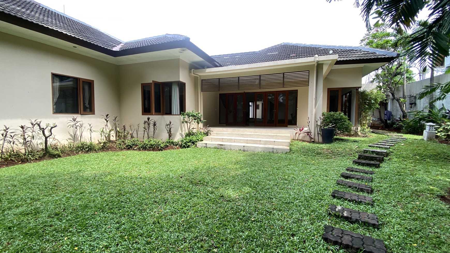 Big and beautiful house with big backyard at cipete, jakarta selatan