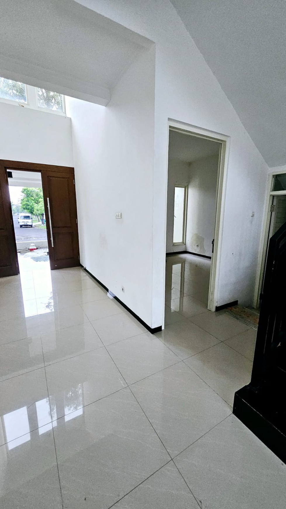 Disewakan Rumah Wisata Bukit Mas 2 Surabaya Barat SPESIAL 4+1 Kamar Tidur PLUS Garasi Carport 4 Mobil Dekat Paluwon Mall, PTC, Sekolah Surabaya Grammar School