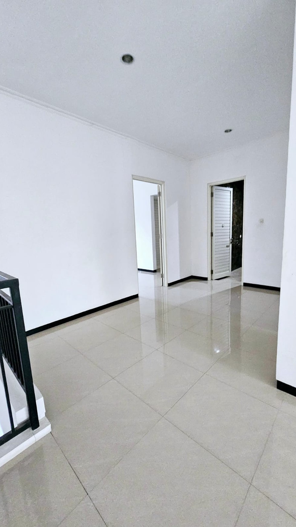 Disewakan Rumah Wisata Bukit Mas 2 Surabaya Barat SPESIAL 4+1 Kamar Tidur PLUS Garasi Carport 4 Mobil Dekat Paluwon Mall, PTC, Sekolah Surabaya Grammar School