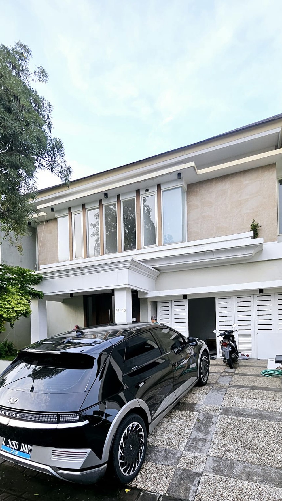 Disewakan Rumah Wisata Bukit Mas 2 Surabaya Barat SPESIAL 4+1 Kamar Tidur PLUS Garasi Carport 4 Mobil Dekat Paluwon Mall, PTC, Sekolah Surabaya Grammar School