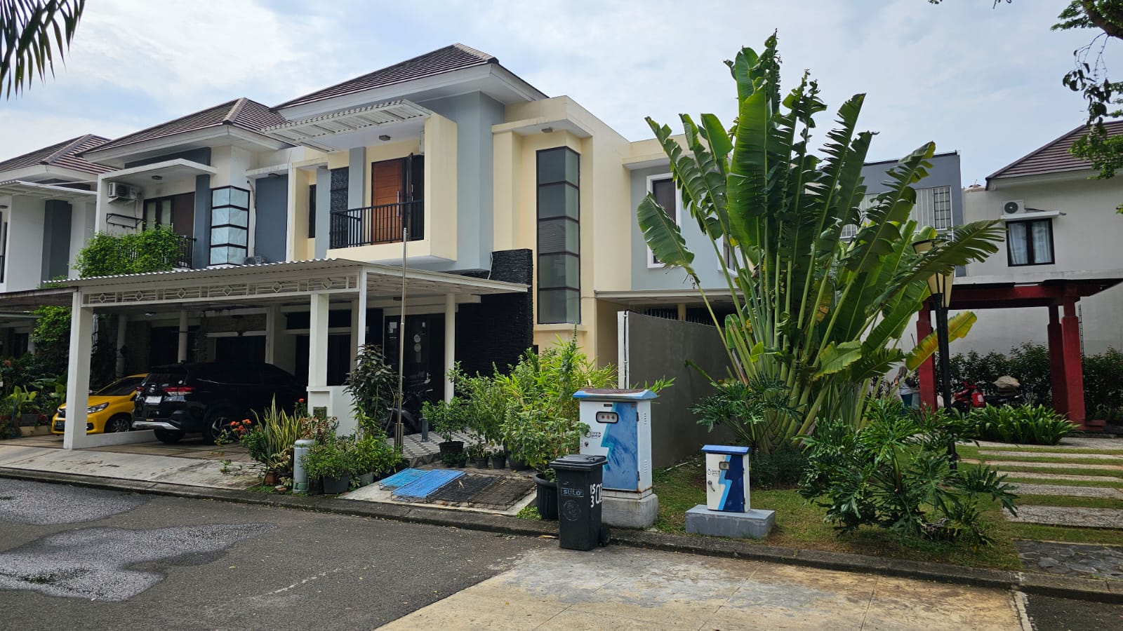 Rumah bagus 2 lantai samping taman di Harapan Indah