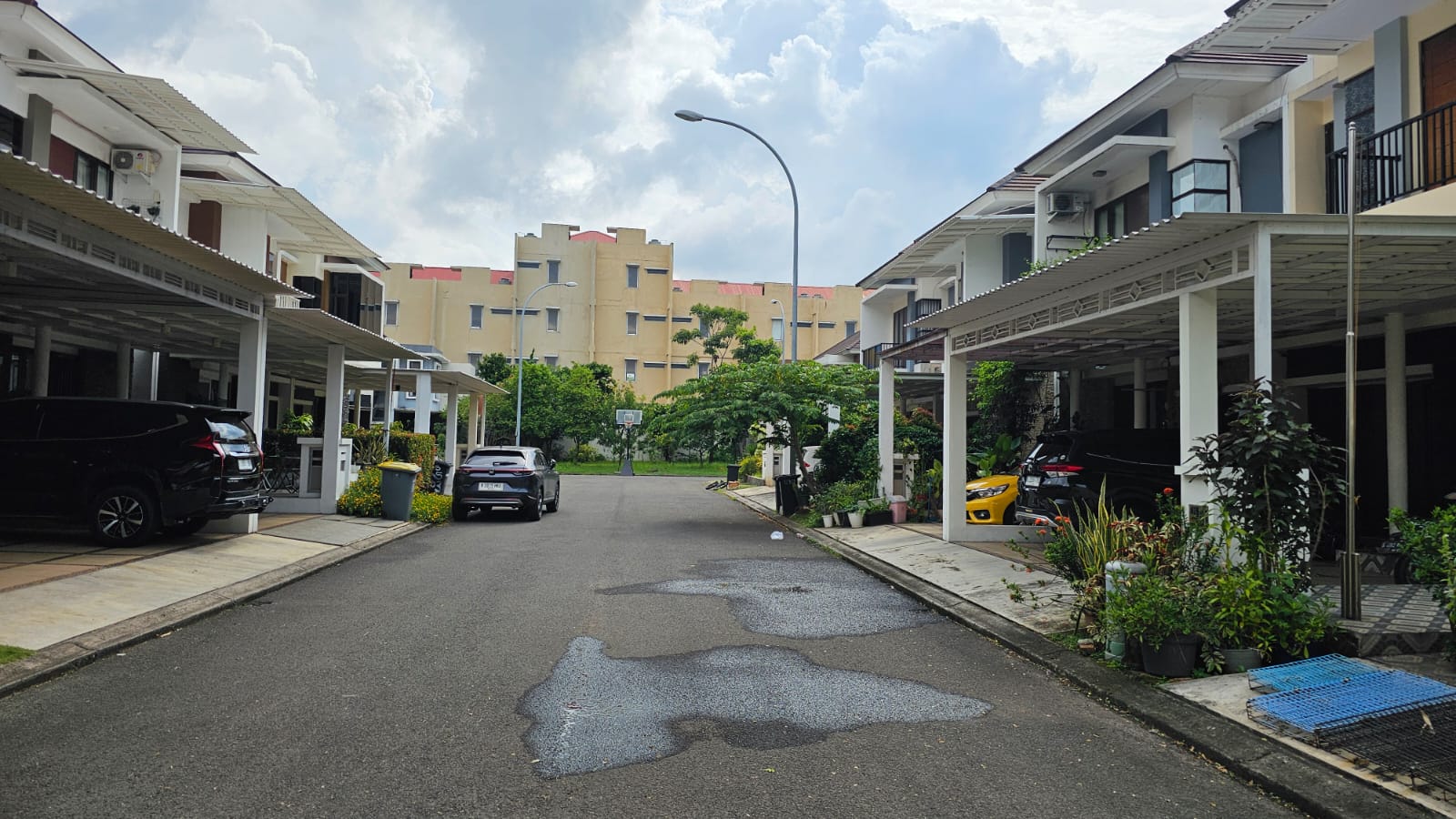 Rumah bagus 2 lantai samping taman di Harapan Indah