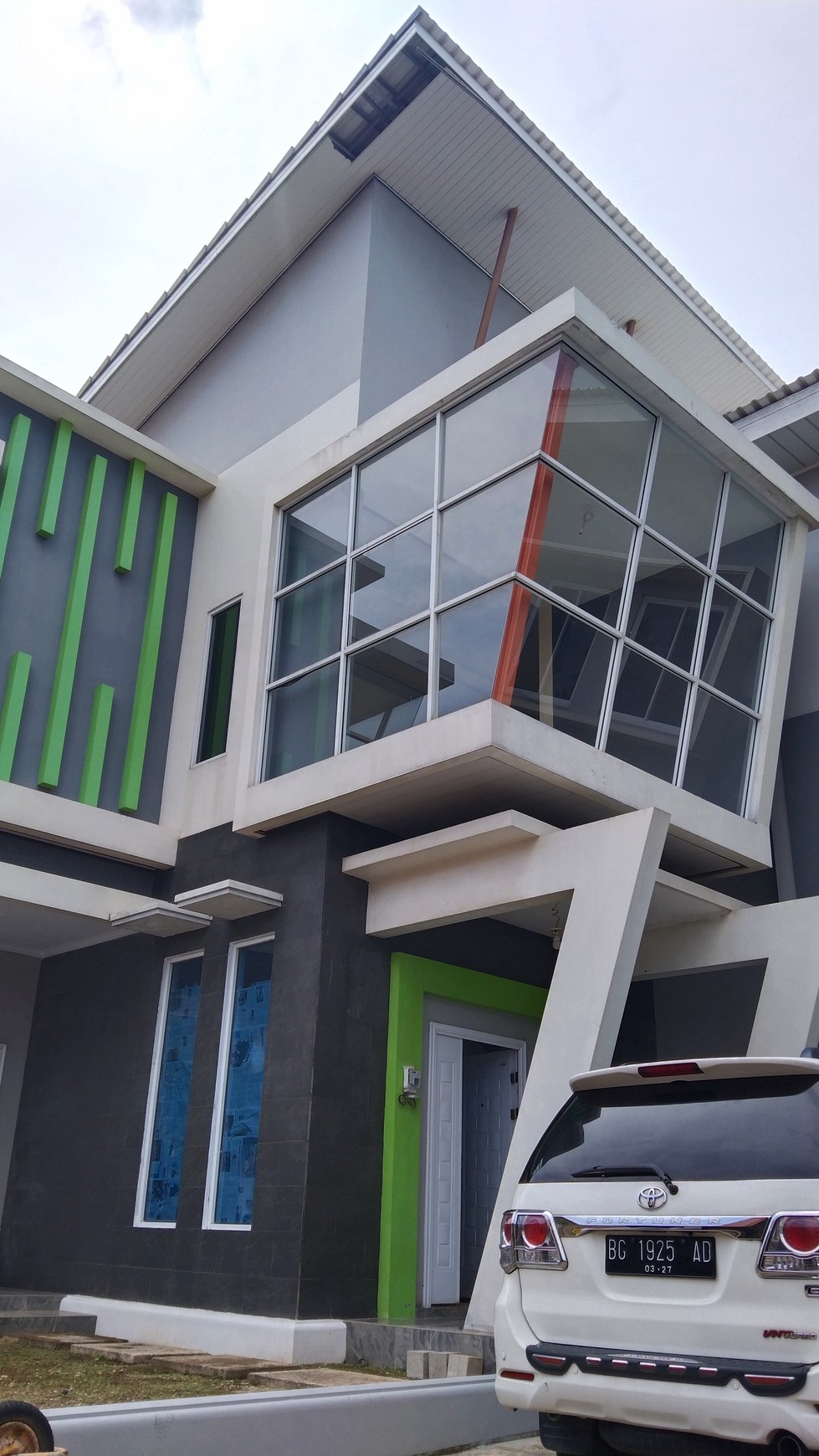 dijual Rumah ukuran tanah Luas di kota sepang cocok buat kosan