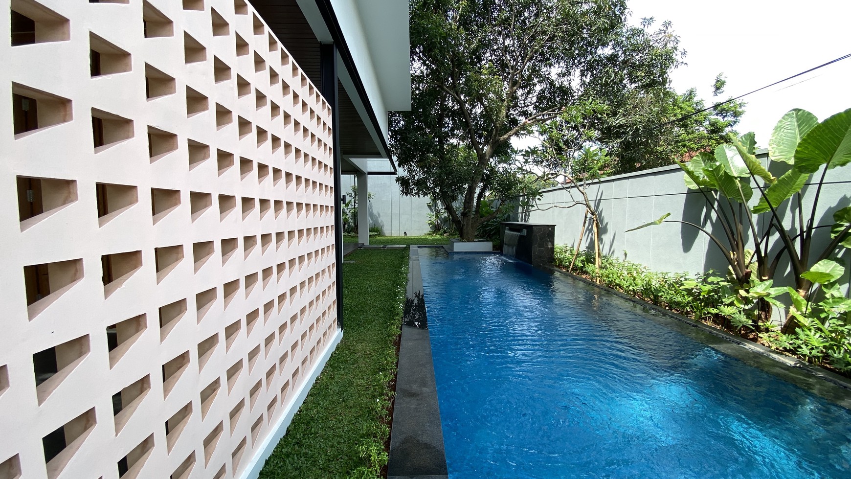 Rumah baru modern tropis di cipete, jakarta selatan