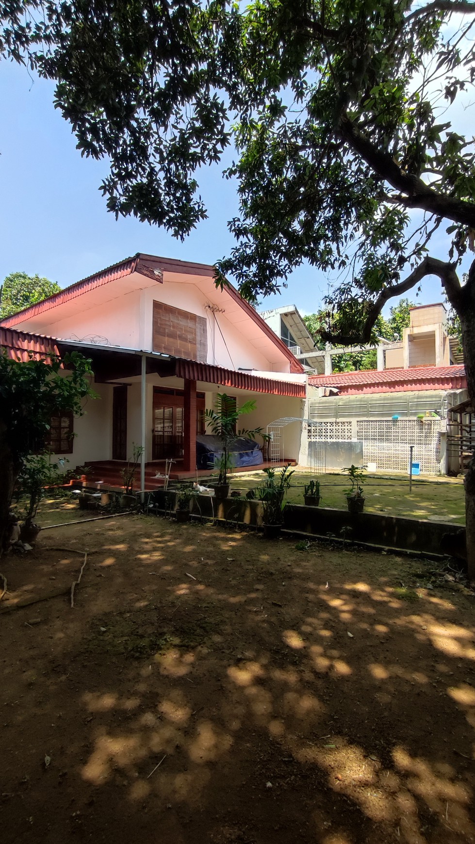 RUMAH ASRI HALAMAN LUAS