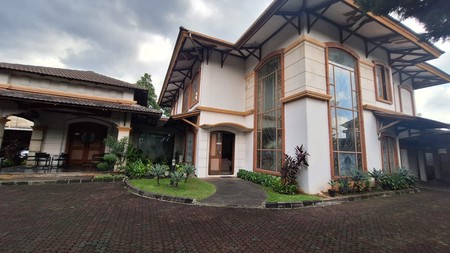 Rumah Mewah bisa Guest House  ada Kolam Renang di Pasar Minggu 