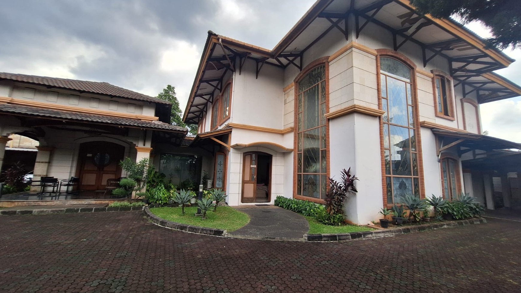 Rumah Mewah bisa Guest House  ada Kolam Renang di Pasar Minggu 
