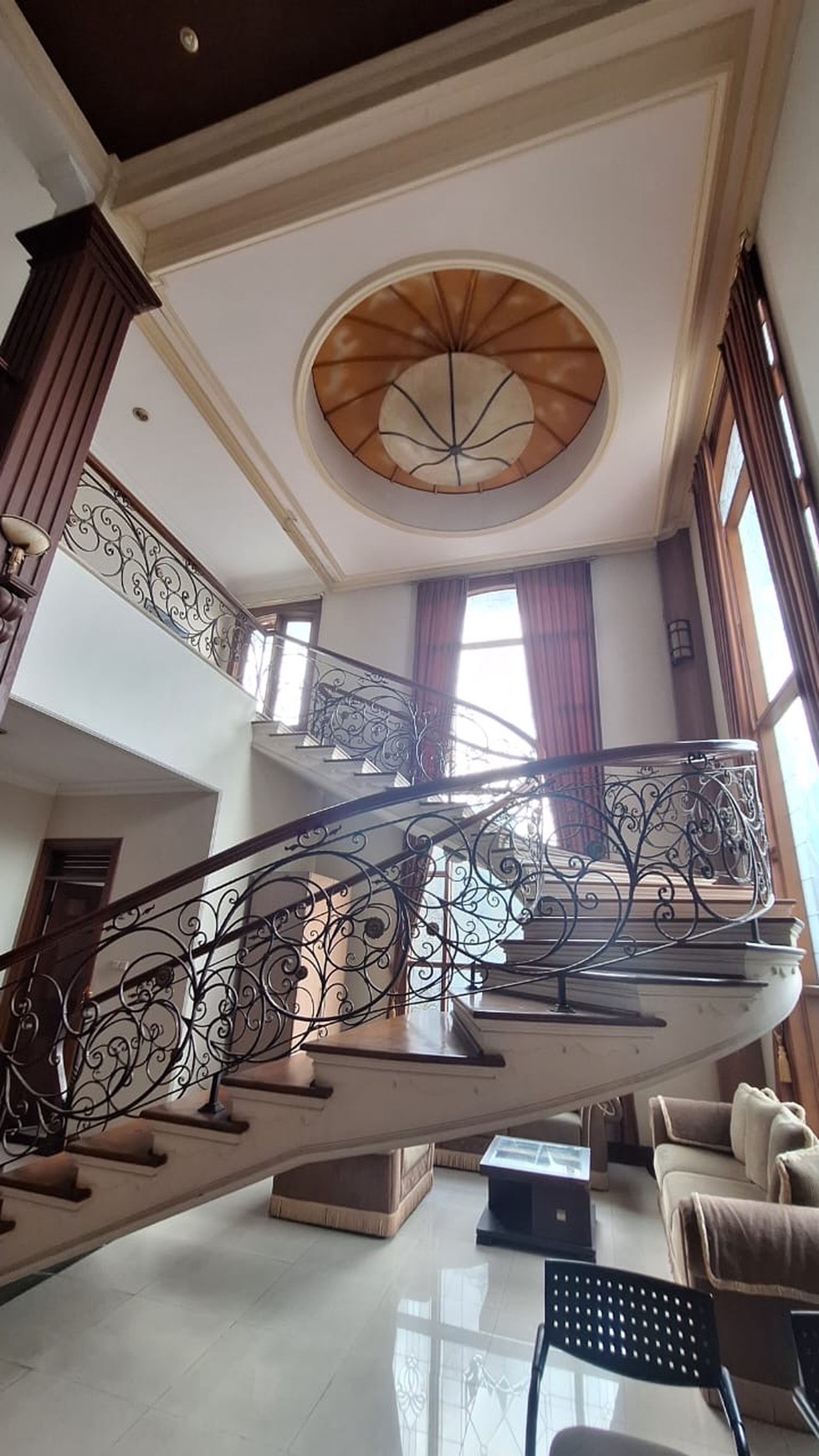 Rumah Mewah bisa Guest House  ada Kolam Renang di Pasar Minggu 