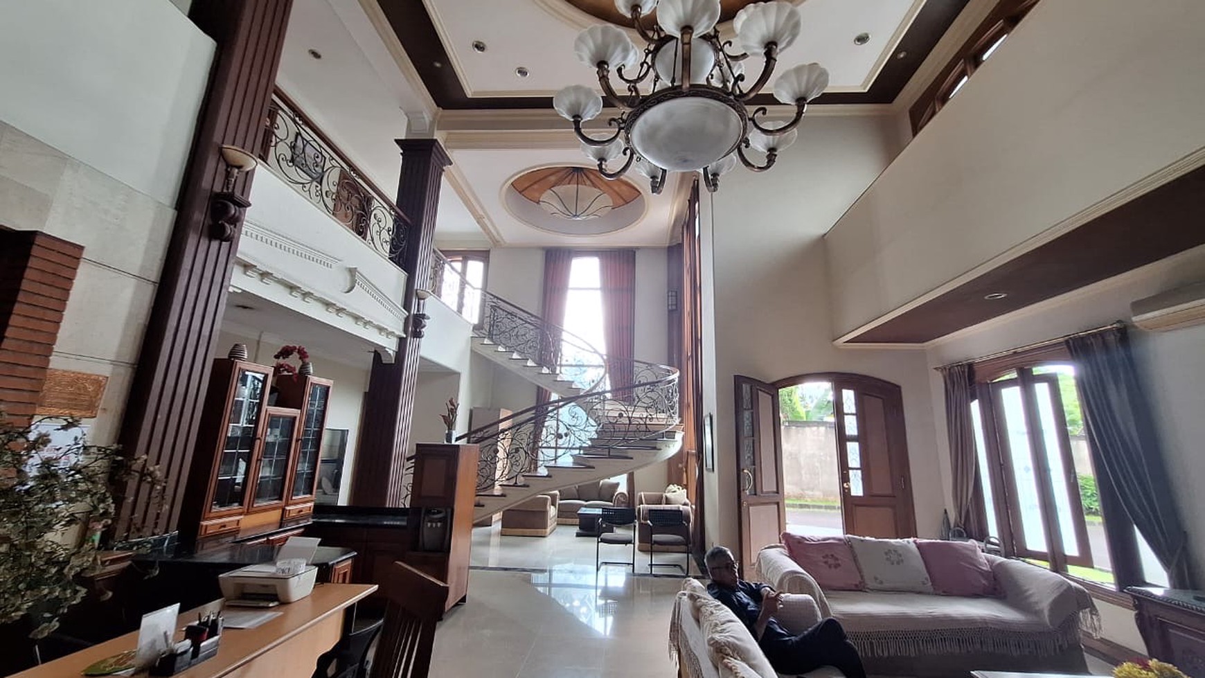 Rumah Mewah bisa Guest House  ada Kolam Renang di Pasar Minggu 
