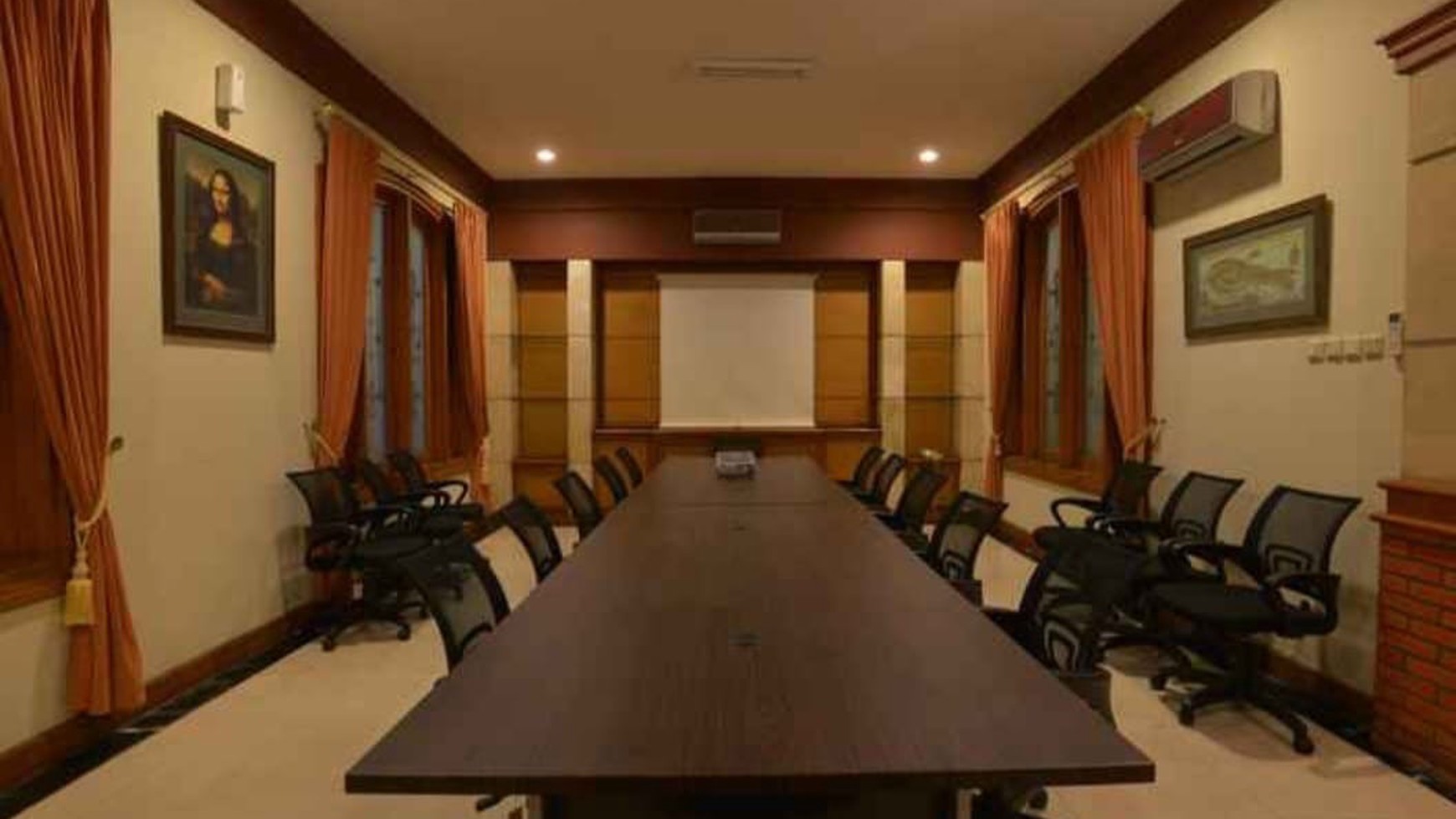 Rumah Mewah bisa Guest House  ada Kolam Renang di Pasar Minggu 