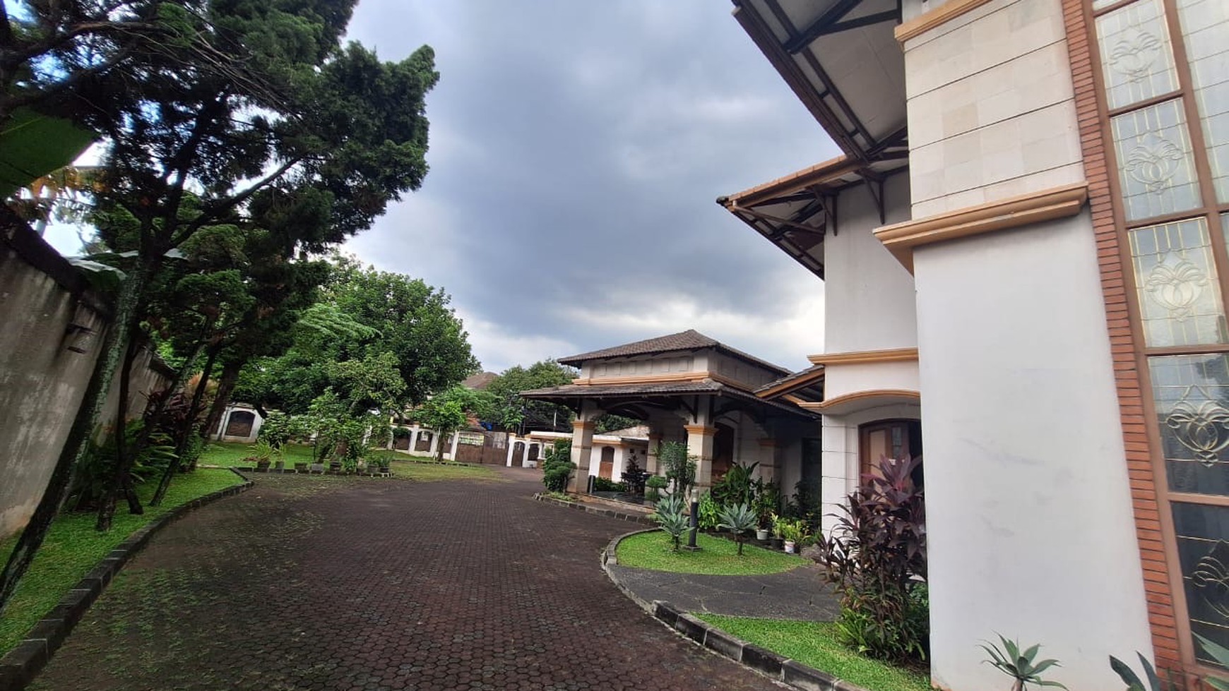Rumah Mewah bisa Guest House  ada Kolam Renang di Pasar Minggu 