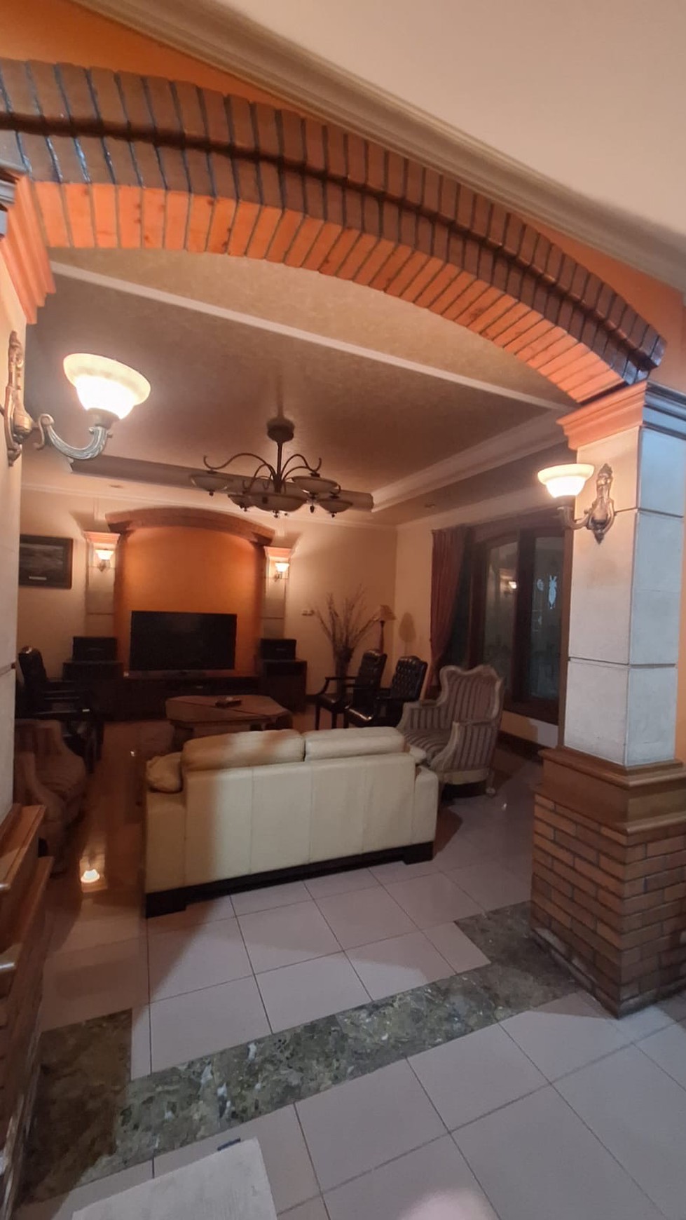 Rumah Mewah bisa Guest House  ada Kolam Renang di Pasar Minggu 