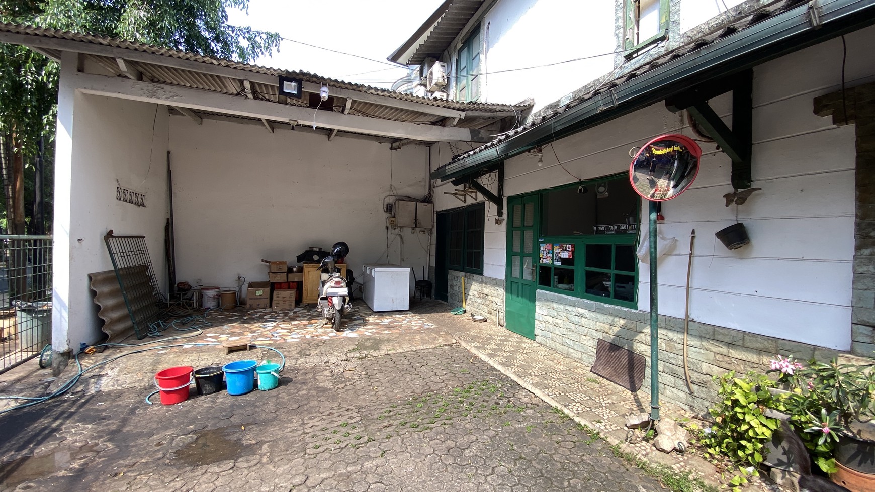 Rumah hitung tanah sangat cocok untuk usaha restaurant atau kantor di kebayoran baru, jakarta selatan