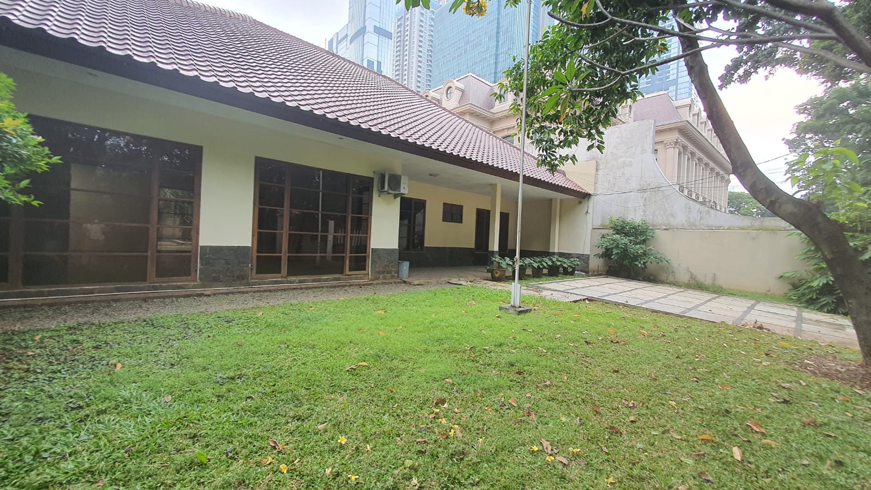 Big house with big backyard at senopati, jakarta selatan