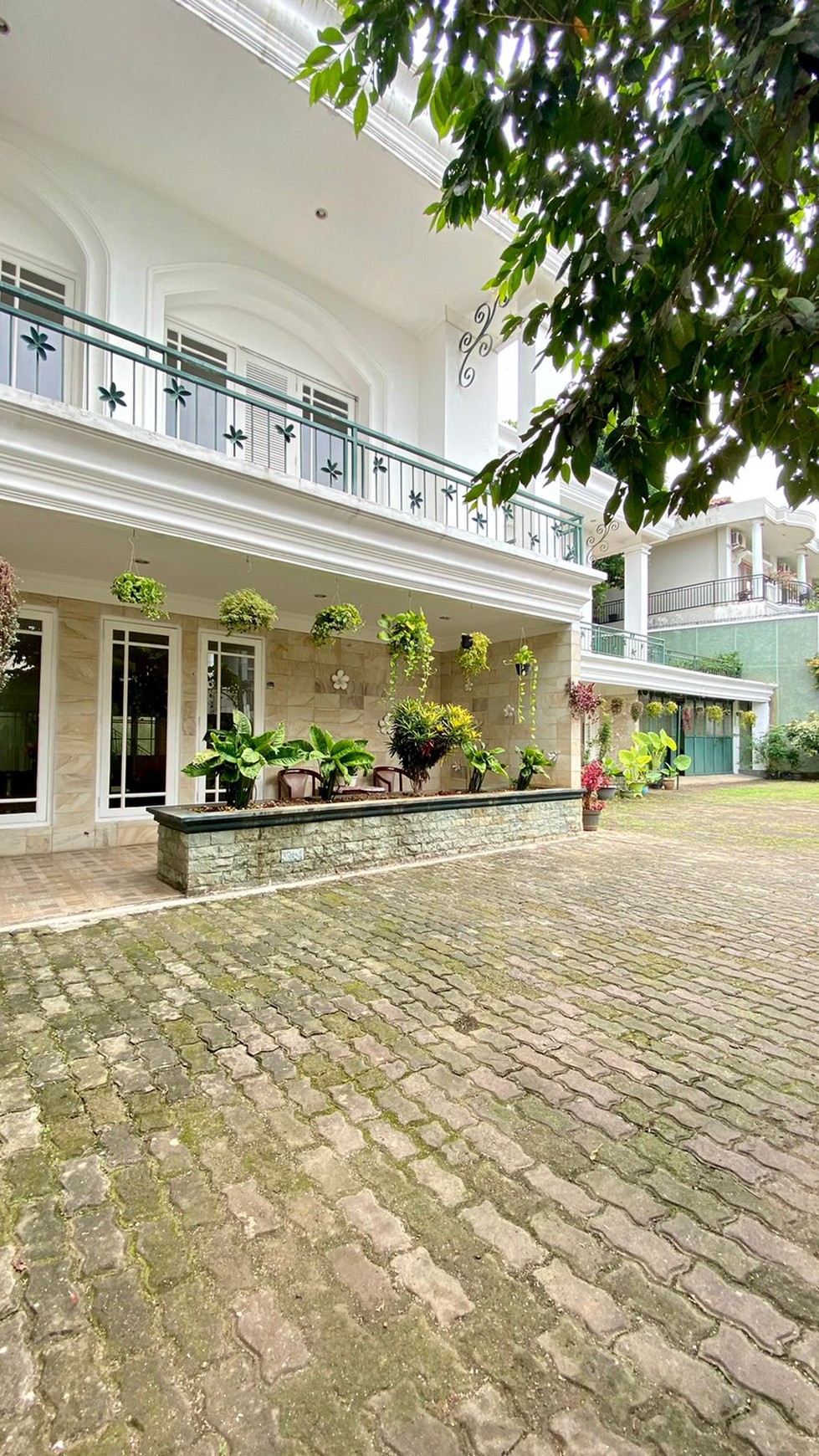 Rumah Megah Bergaya Classic Area Ampera Kemang