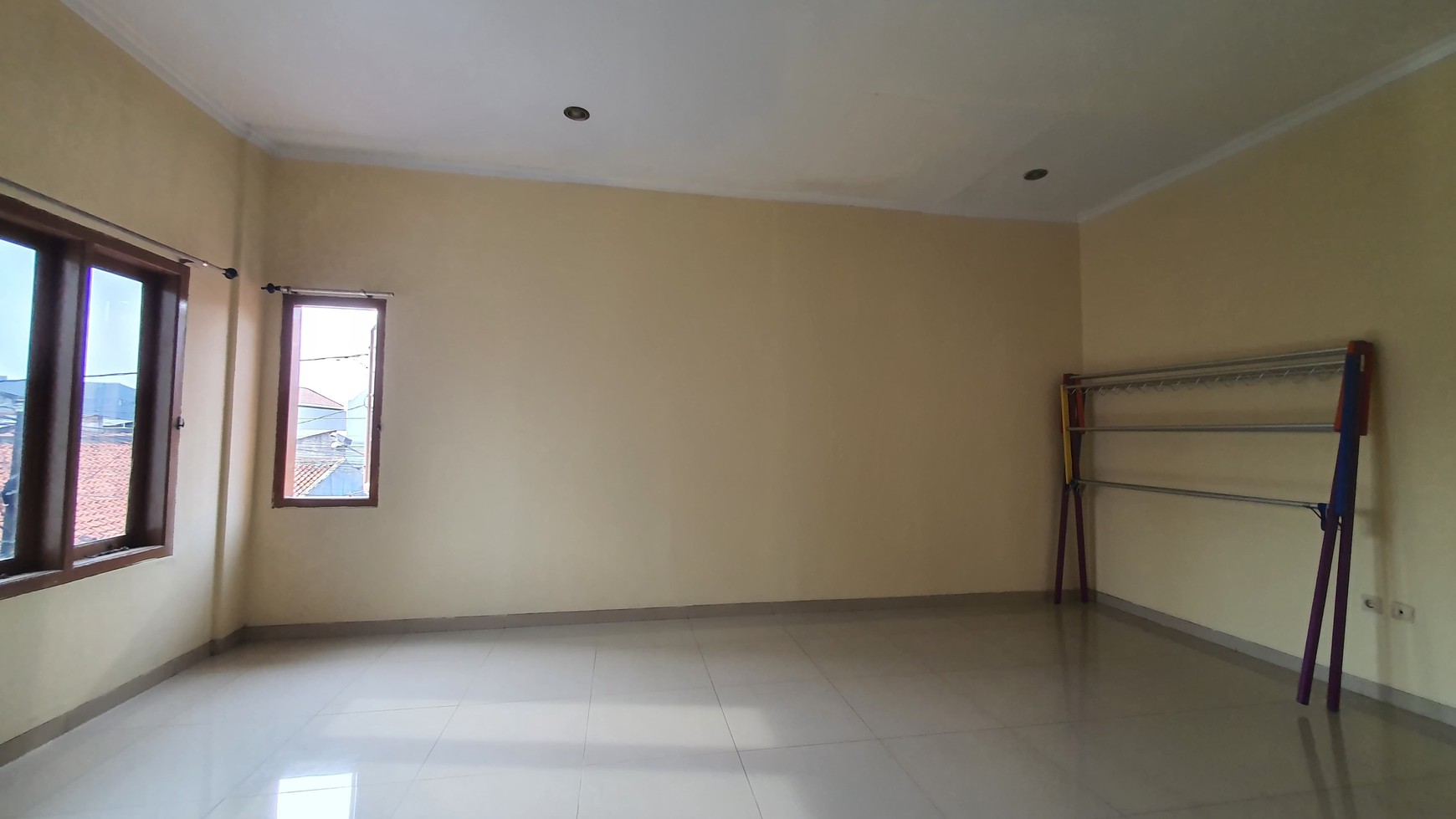 Rumah Hoek 2 Lantai 6 KT di Perumnas 1 Bekasi Barat