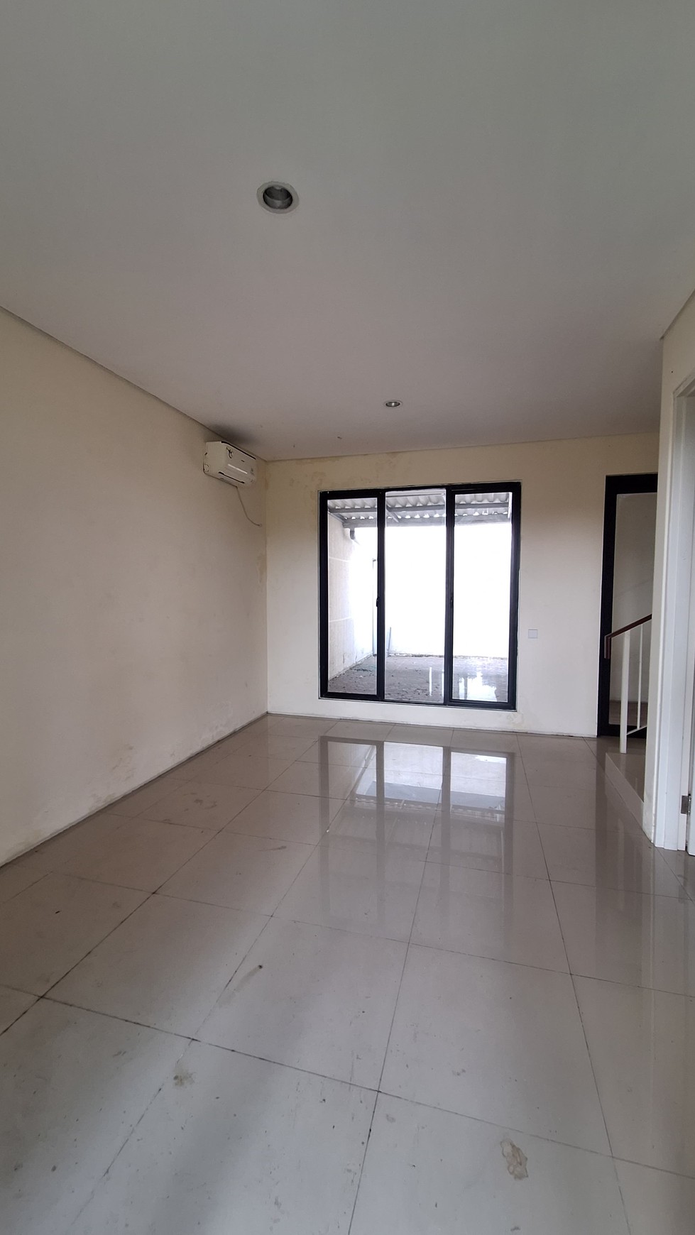 Rumah North West Lake Citraland Surabaya  -SPESIAL View DANAU- Luas 7x15 - Siap Huni 