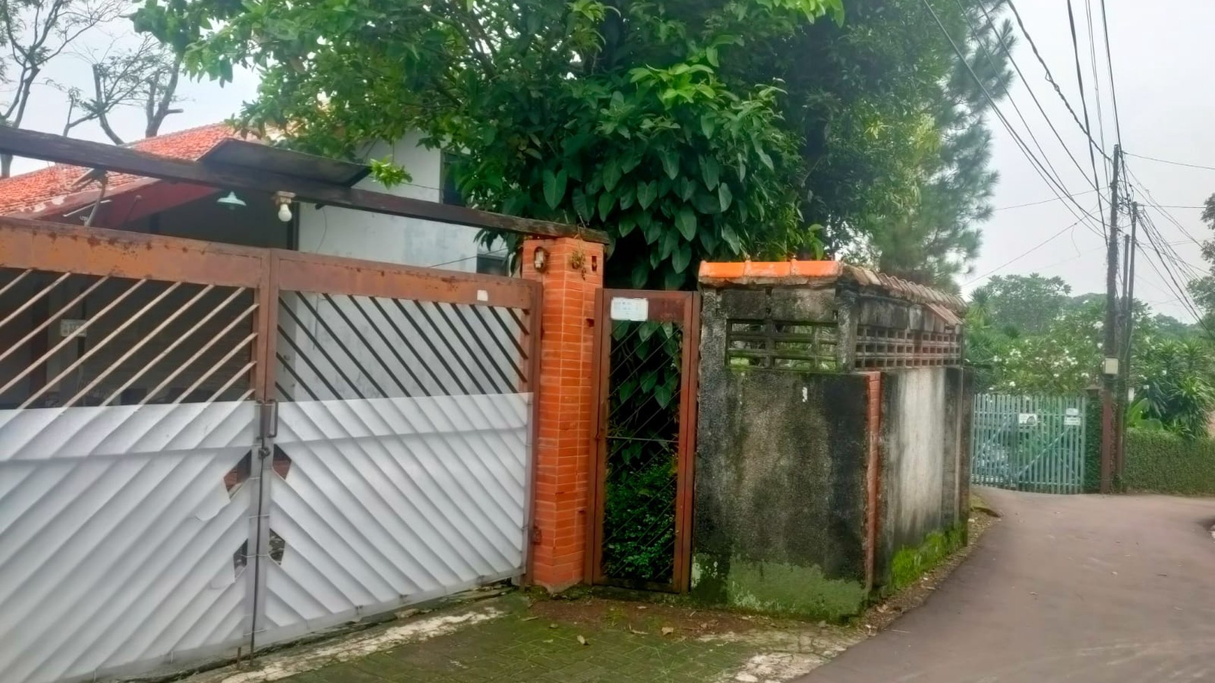 Rumah Lama Hitung Tanah di Jl Lembah  Cirendeu Tangsel