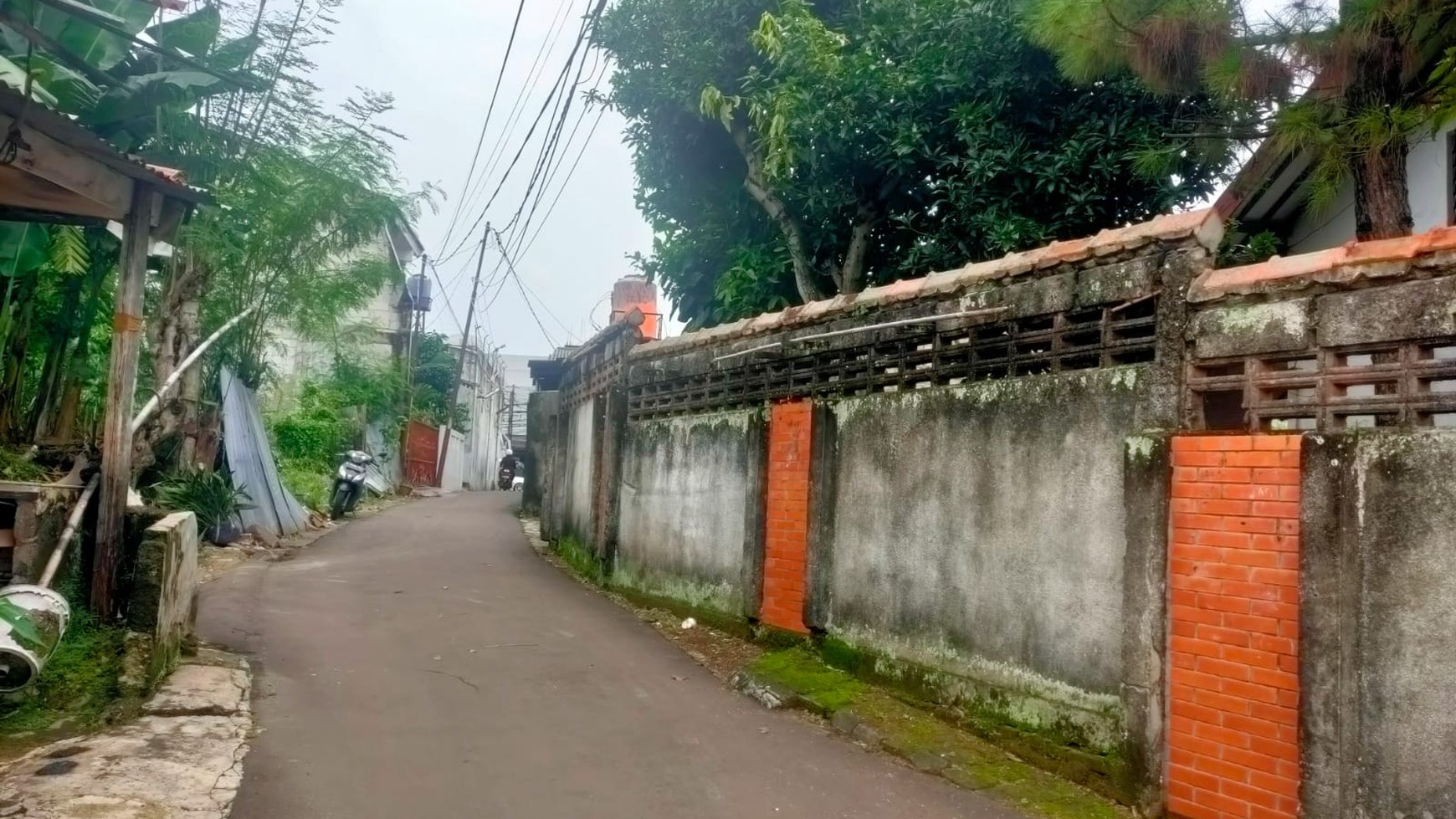 Rumah Lama Hitung Tanah di Jl Lembah  Cirendeu Tangsel