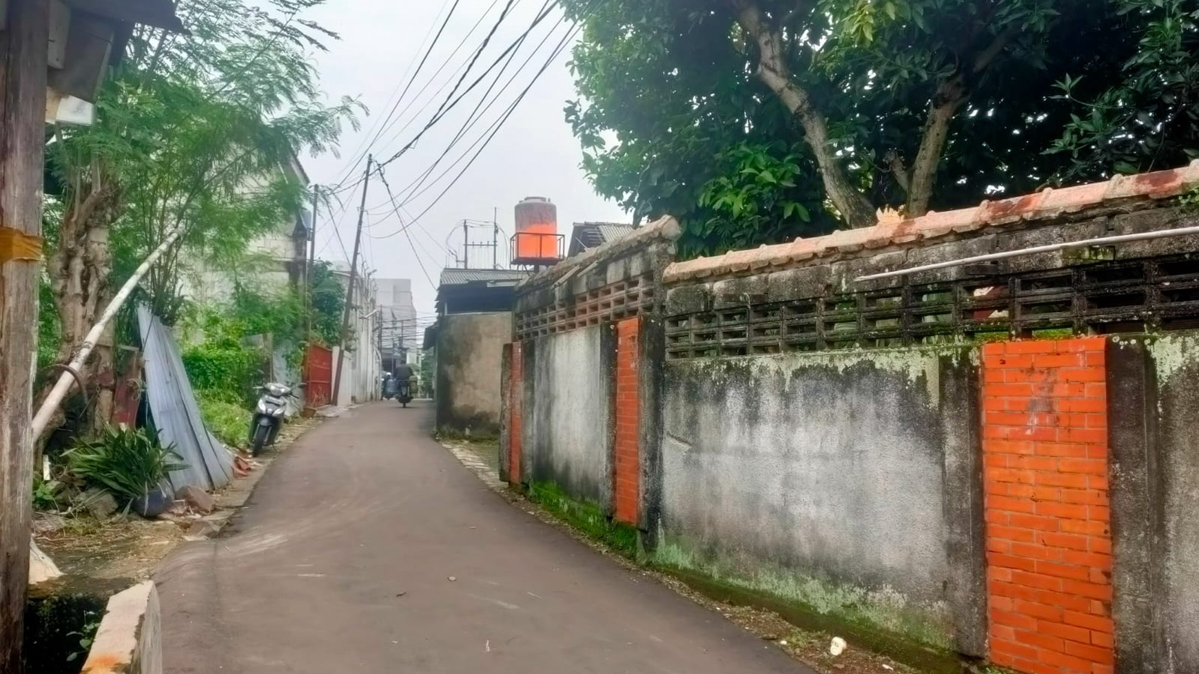 Rumah Lama Hitung Tanah di Jl Lembah  Cirendeu Tangsel