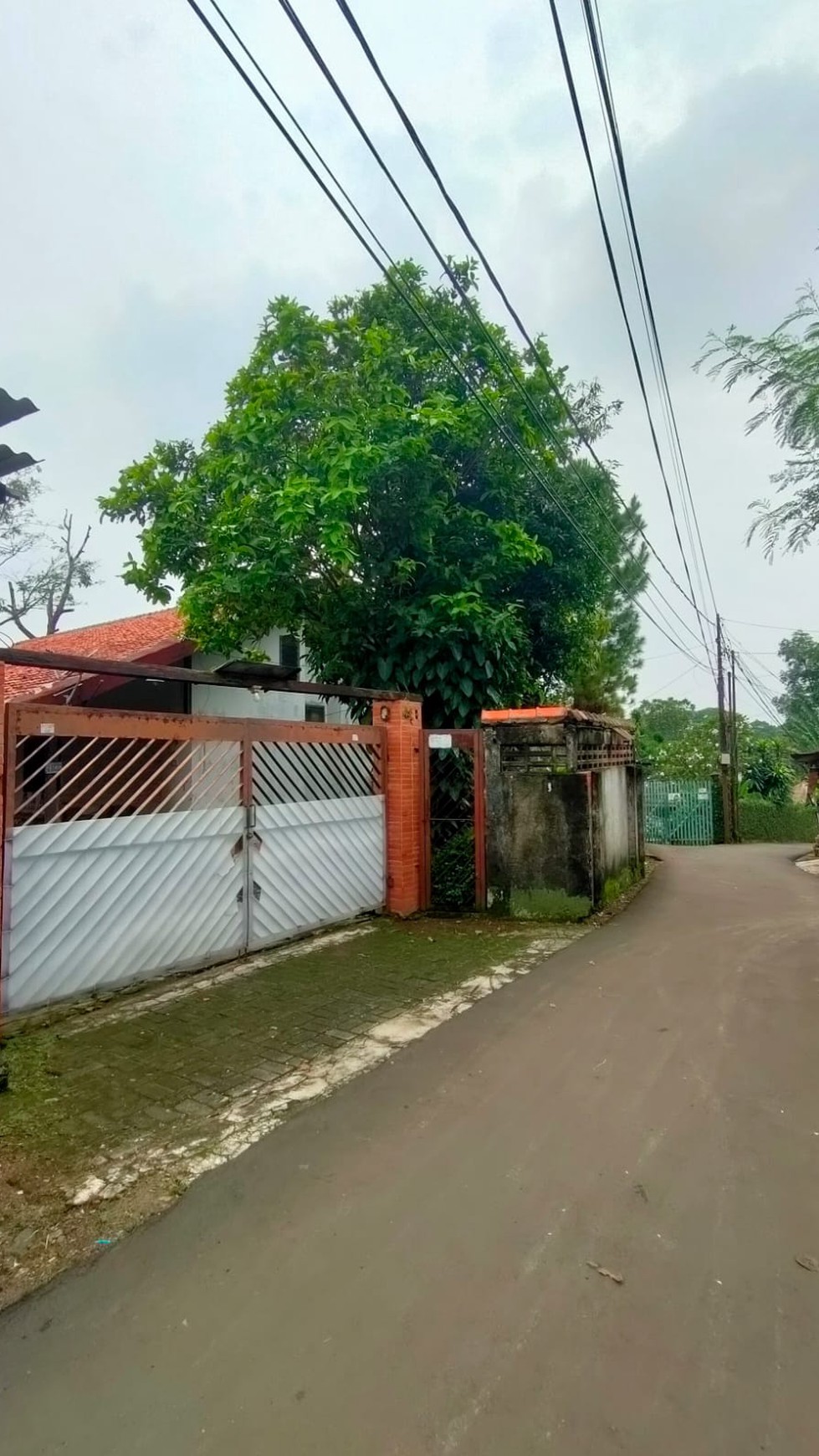 Rumah Lama Hitung Tanah di Jl Lembah  Cirendeu Tangsel