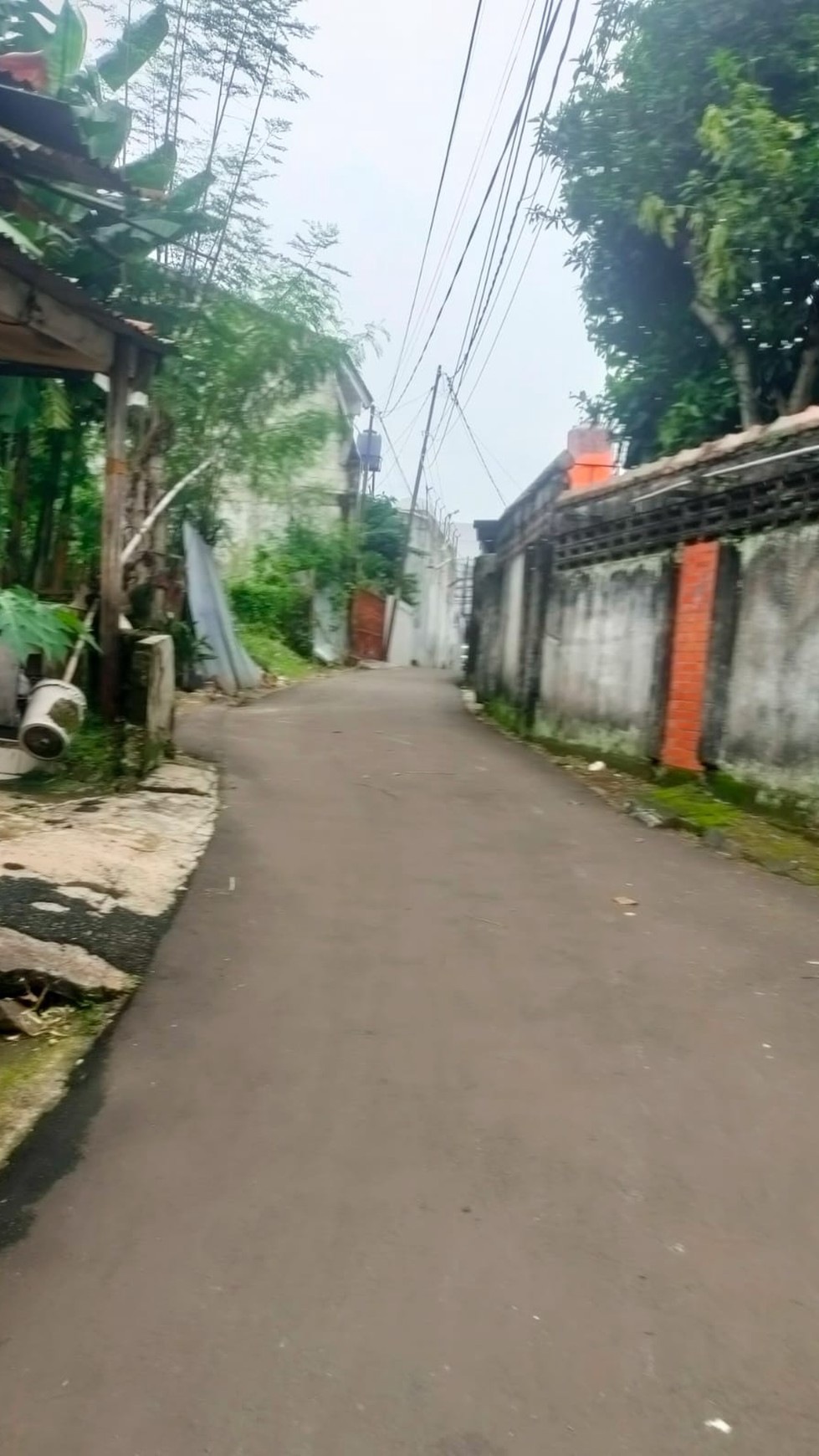 Rumah Lama Hitung Tanah di Jl Lembah  Cirendeu Tangsel