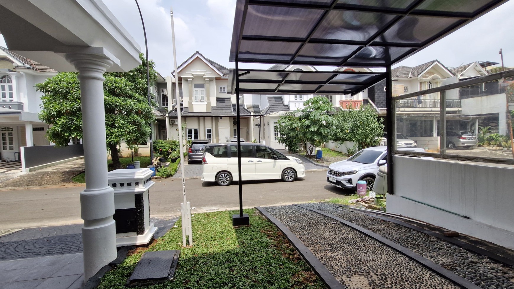 Rumah dua lantai, adem di Cluster terdepan Kota Wisata