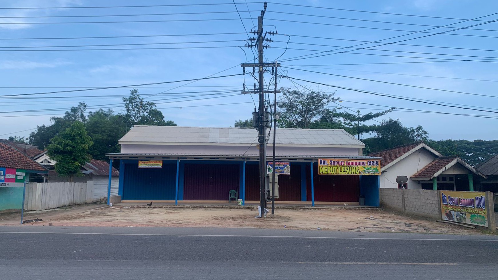 Kios 4 pintu dengan tanah luas dijalan Lintas Timur Desa Banjar Agung Unit Dua