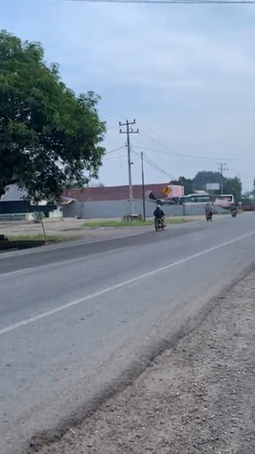 Kios 4 pintu dengan tanah luas dijalan Lintas Timur Desa Banjar Agung Unit Dua