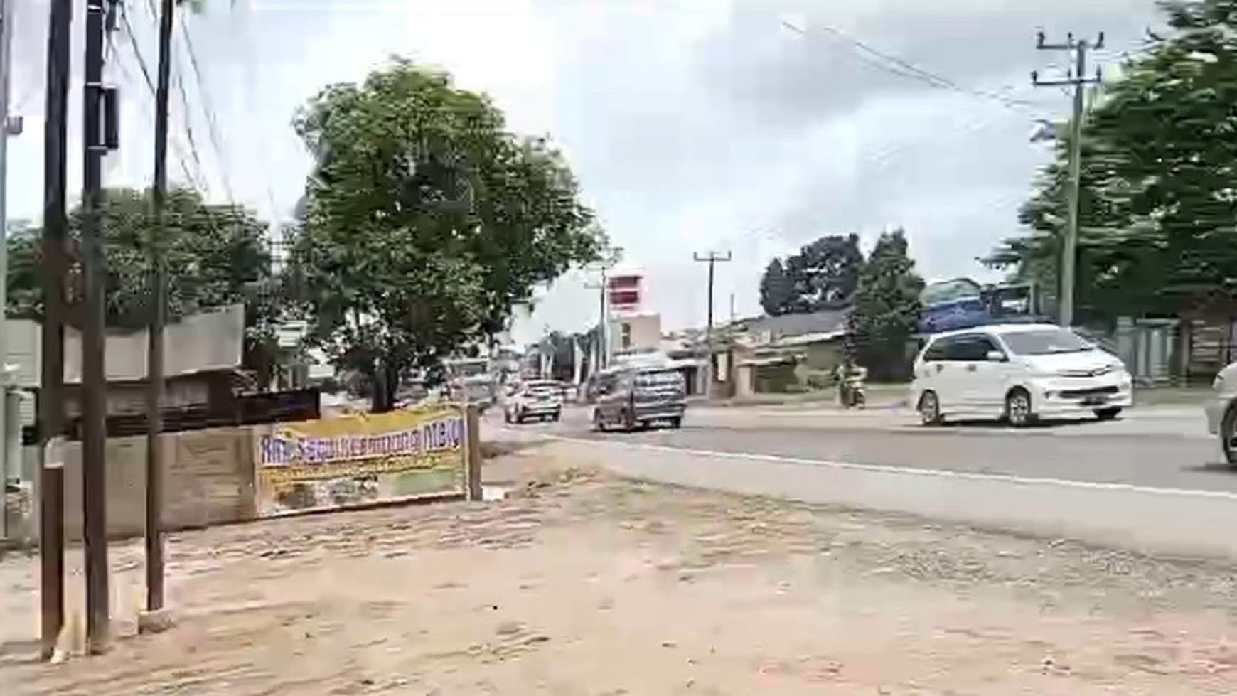 Kios 4 pintu dengan tanah luas dijalan Lintas Timur Desa Banjar Agung Unit Dua