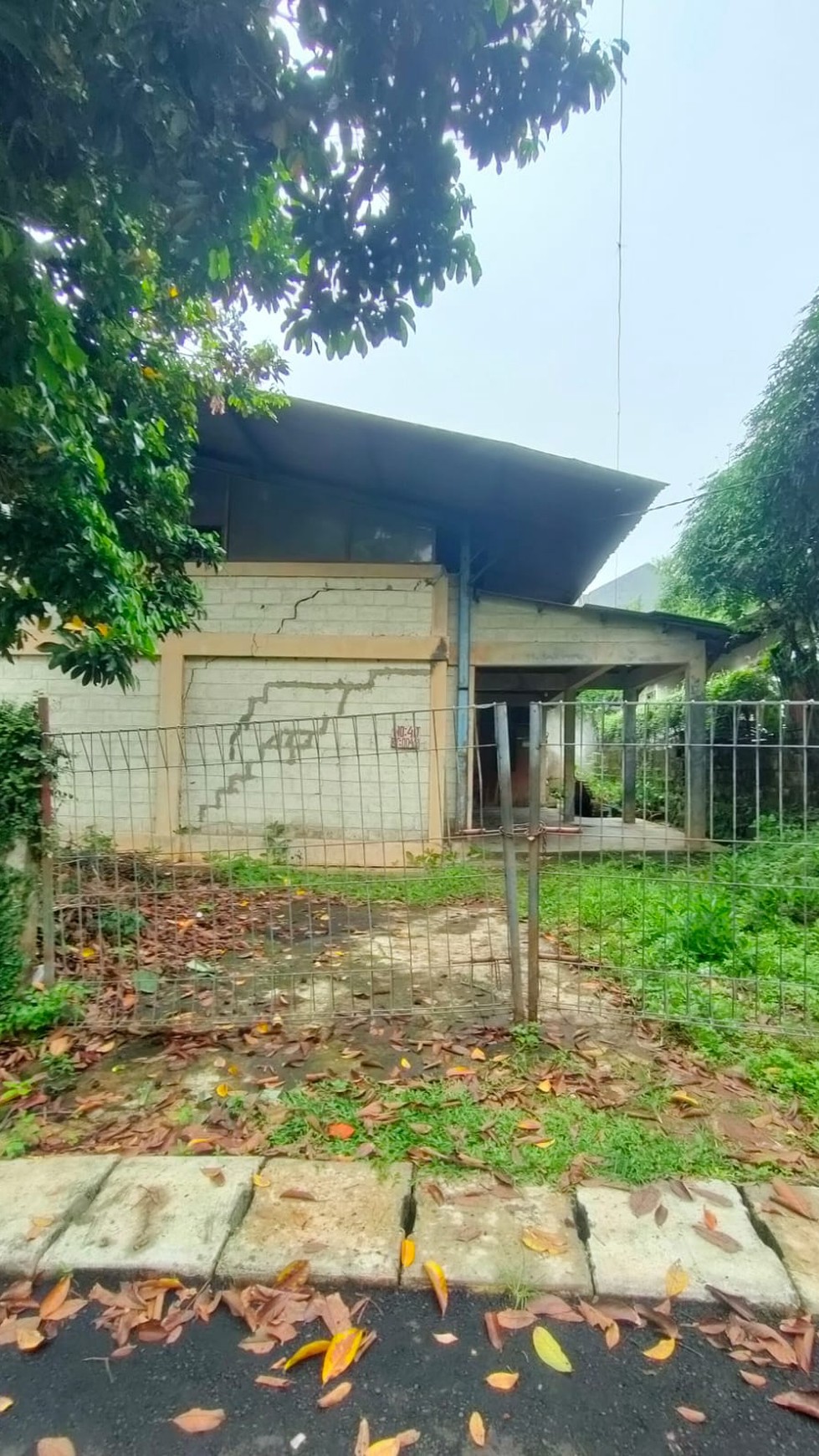 Rumah Lama Hitung Tanah di Jl Lembah  Cirendeu Tangsel