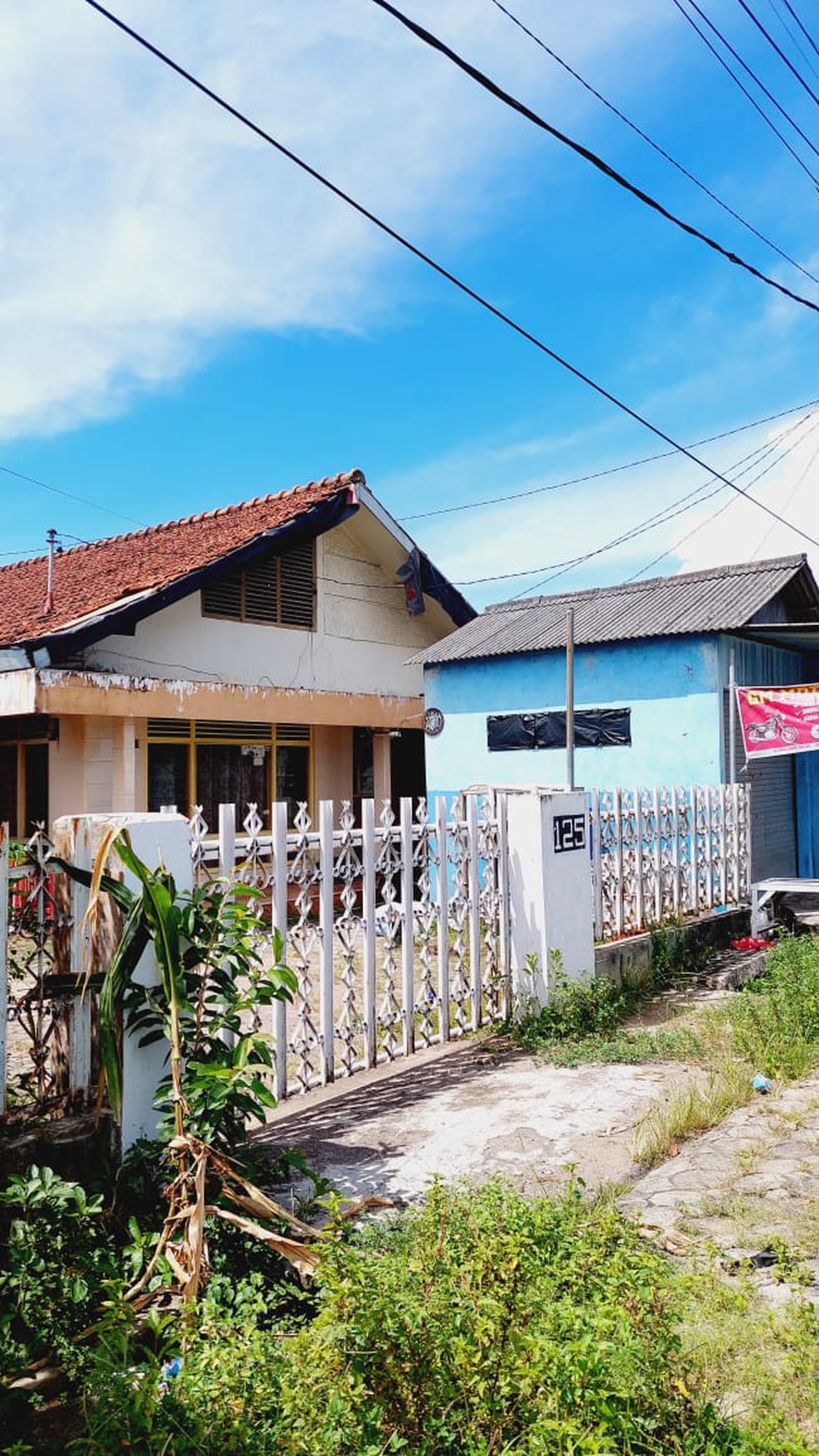 rumah kedamaian pinggir jalan