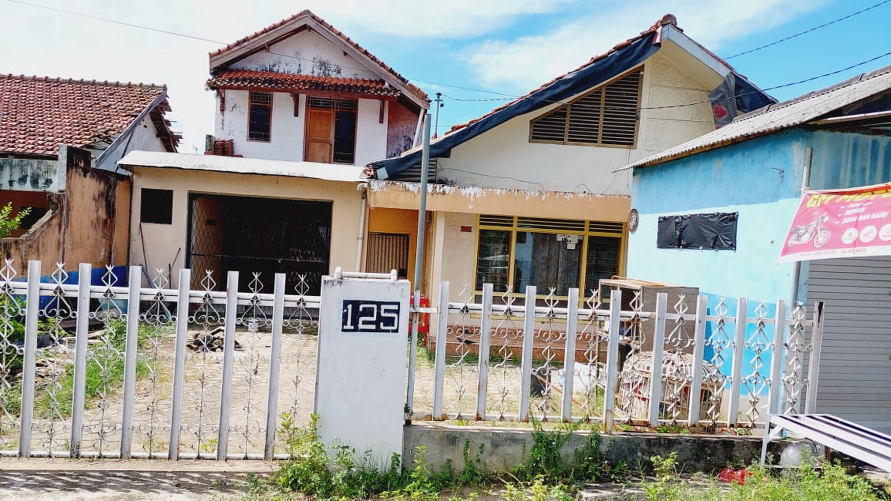 rumah kedamaian pinggir jalan